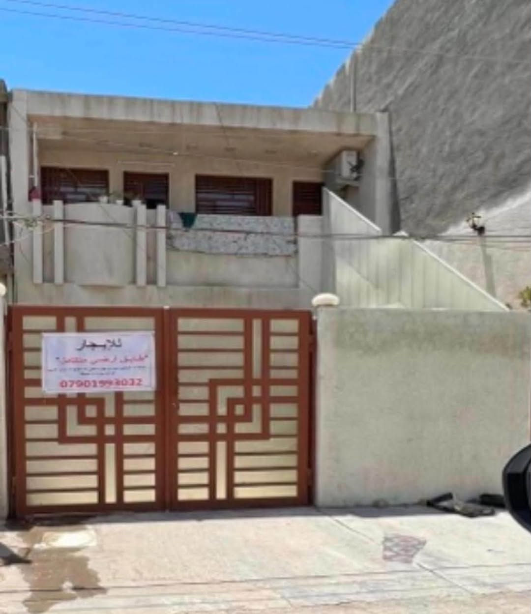 [ للإيجار ]
طابق أرضي متكامل
شارع مدير الامن, خلف حدائق الزيتون
بمساحة ١٤٥ متر مربع
واجهة ٧,٢٥ متر
- كراج سيارة
- حديقة امامية واسعة
- مدخلين للصالة + للمطبخ
- غرفة رئيسية
٥,٥ م * ٤,٥ م
- غرفة ثانية
٣م * ٣ م
- صالة ٦ م * ٣,٥ م
- مطبخ سيراميك كامل  ٤ م *٤ م
- هول داخلي
٤,٥ م * ٤ م
- حمام ومرافق غربي مشترك
- منور خلفي ا م على كامل عرض البيت

الماء والكهرباء منفصلة
سخان كهربائي منفصل
خزان ماء منفصل
للاستفسار
حصراً على النقال (فقط)
***********
ملاحظة:
البيت يكون فارغ نهاية هذا الشهر السادس…

