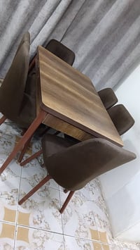 مستعمل اسبوعين فقط ميز طعام ست كراسي .. متحرك يتكبر ويصغر  سعرة ٢٥٠ وب...