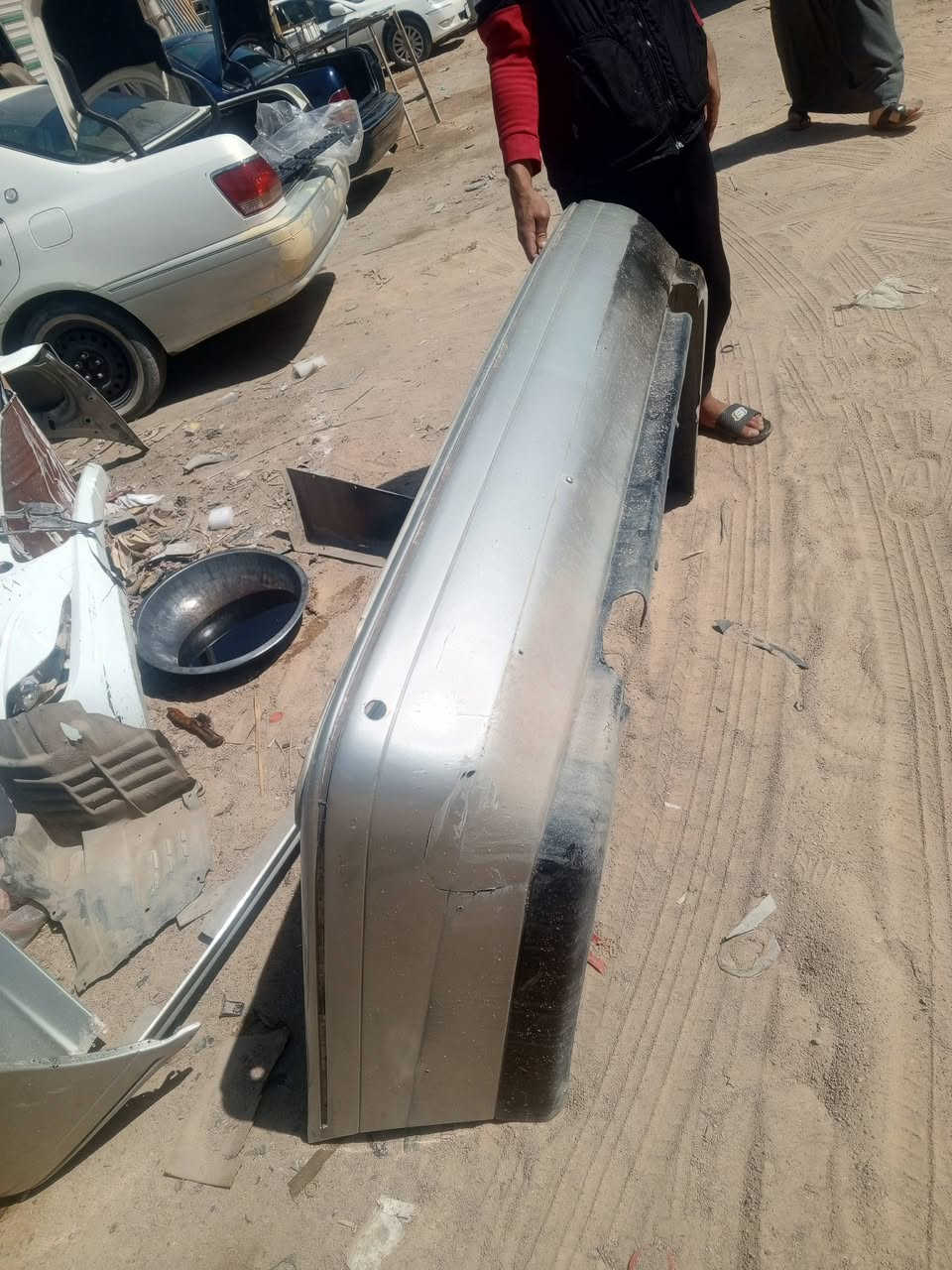 سلام عليكم باب خلفيه
جهت سائق باب نضيفه بيه هاي ضربه خفيفه 
وا دعميه هيه ول لحيه هم نضيفه مابيه شي 
الي تفيده يدخلي خاص او يخبرني 
***********
