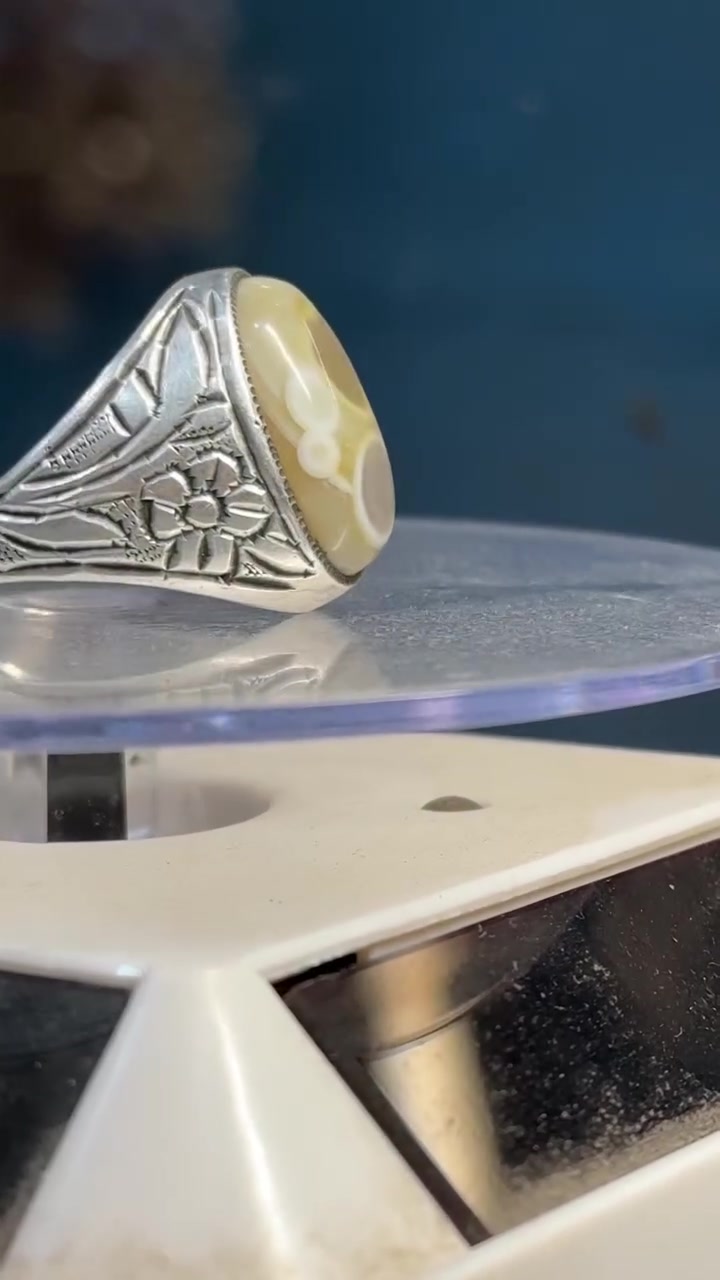 Natural agate ( عقیق )                                  handmade pure silver  ring 💍       For sale               
     Intrested person can contact on                Whats app (+92 03449993934)


**إذا كنت صاحب هذا الإعلان وتريد حذفه لأي سبب، رجاءا أرسل رسالة إلى الدعم الفني**