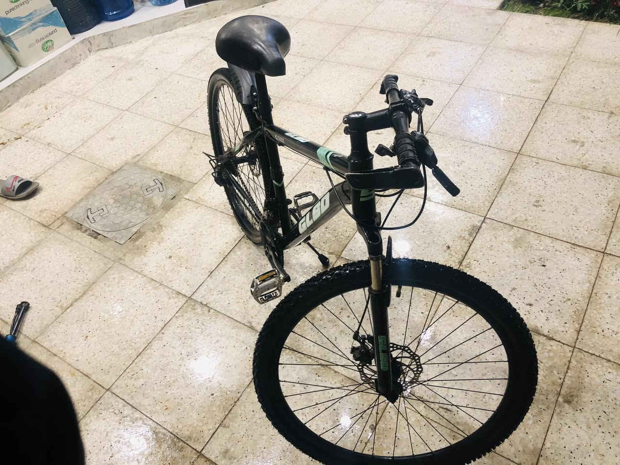 السلام عليكم 
بايسكل رياضي جبلي حجم(26)
ماركة GLSD
تخم تاير جديد 
تخم چوب جديد 
البايسكل عدد النمر 7*3امامي خلفي
بريك دسك
البايسكل مرتب نفس ماموضح بالصور 
السعر 120 وبي مجال
العنوان المدائن سلمان باك التجاره بشارع مدرسة الادريسي
الرقم***********
