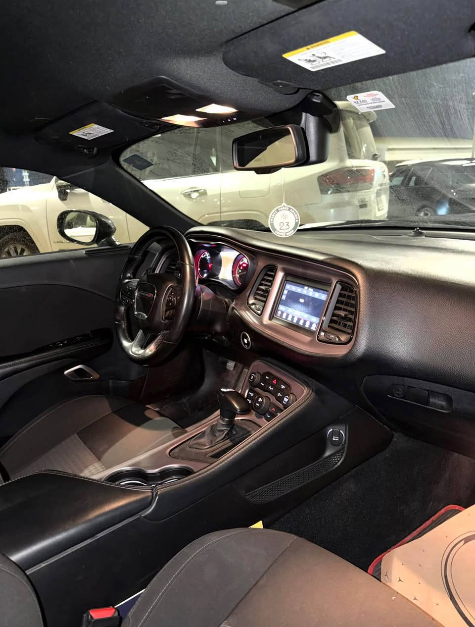 ( من انضف جالنجر با عراق )
جالنجر 2023 RT أمريكي حادث فقط البنيد وشويه من جاملغ ستوك با كامل 
السياره فوك ما تتخيل جديده بريحه الشركه ماشيه 21 الف 
محرك V8 5700 
رقمها بغداد باسمي عنواني المنصور با بوابه 
الرقم *********** 
سعر السياره 20 الف دولار بلااش بس محتاج ابيع بغداد, العراق
