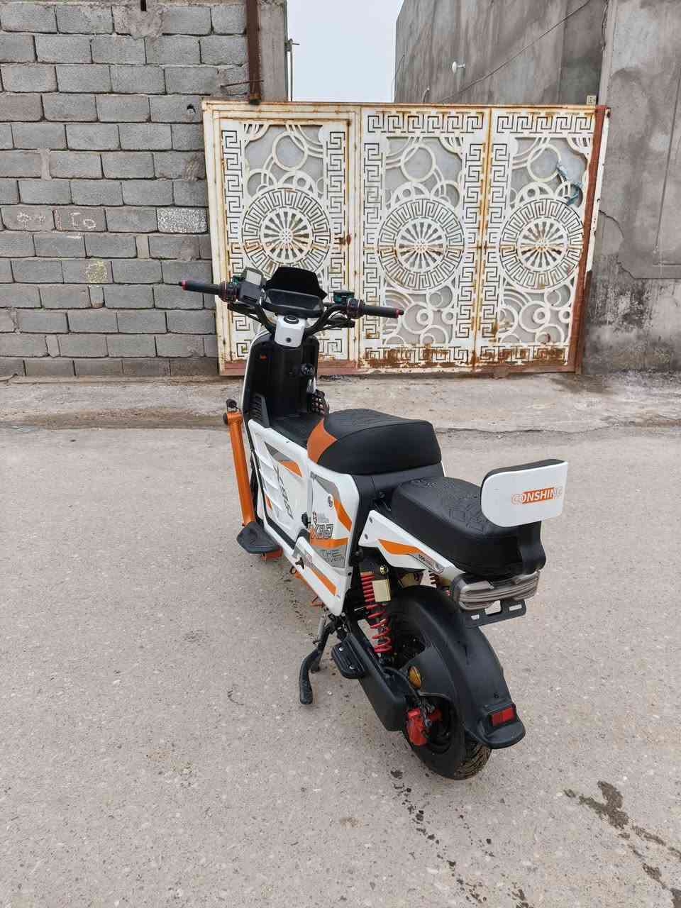 دراجه شحن x900
5 بطارات 

ملف 2000 ابو العدسه 

دراجه صارله 15 يوم من طالعه من الوكيل 

السعر 600 وبيه مجال 

مكاني بصره كرمة علي للتواصل :***********
