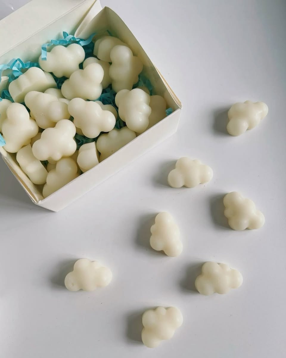 لأن اللحظات الجميلة تستحق أن تُخلّد.. 🤍
نقدم لكم توزيعات الشموع بتصميم 'الغيمة' الرقيق. مثالية لحفلات الاستقبال والمناسبات الخاصة.
متوفرة بألوان هادئة تناسب ذوقكم الرفيع."

لإضافة لمسة من الأناقة لمناسباتكم، يمكنكم الطلب الآن:
📥 عبر رسائل الصفحة (Direct Message)]
📍 تتوفر خدمة التوصيل داخل أربيل وجميع المحافظات."

"چونکە ساتە جوانەکان شایەنی ئەوەن هەمیشەیی بن.. 🤍
دیارییە شمعەکانمان بە دیزاینی ناسکی 'هەور' پێشکەش دەکەین. گونجاوە بۆ ئاهەنگی لەدایکبوون و بۆنە تایبەتەکان.
بە ڕەنگی ئارام و شیک بەردەستە."

بۆ زیادکردنی جوانی و شیکی بۆ بۆنەکانتان، ئێستا دەتوانن داوا بکەن:
📥 لە ڕێگەی نامەی پەیج (Direct Message)

📍 گەیاندنمان هەیە بۆ ناو هەولێر و هەموو شارەکان."


**إذا كنت صاحب هذا الإعلان وتريد حذفه لأي سبب، رجاءا أرسل رسالة إلى الدعم الفني**