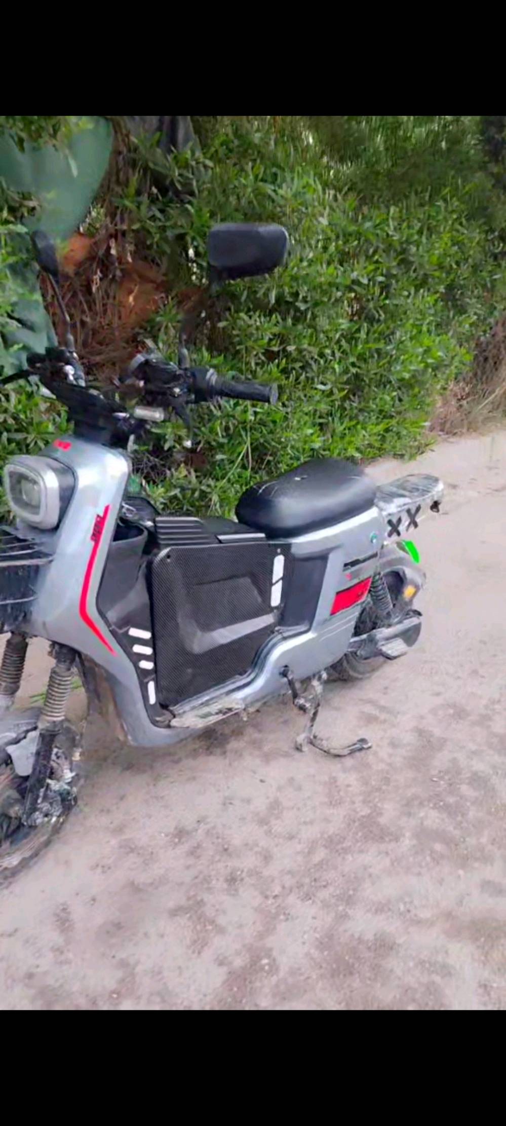 دراجة كهربائية نظيفة وبحالة ممتازة مع بطاريات قوية. مثالية للتنقل داخل المدينة أو الرحلات القصيرة. تتميز بتصميم عملي وعصري مع سلة أمامية لحمل الأغراض. الإطارات في حالة جيدة والفرامل تعمل بكفاءة.