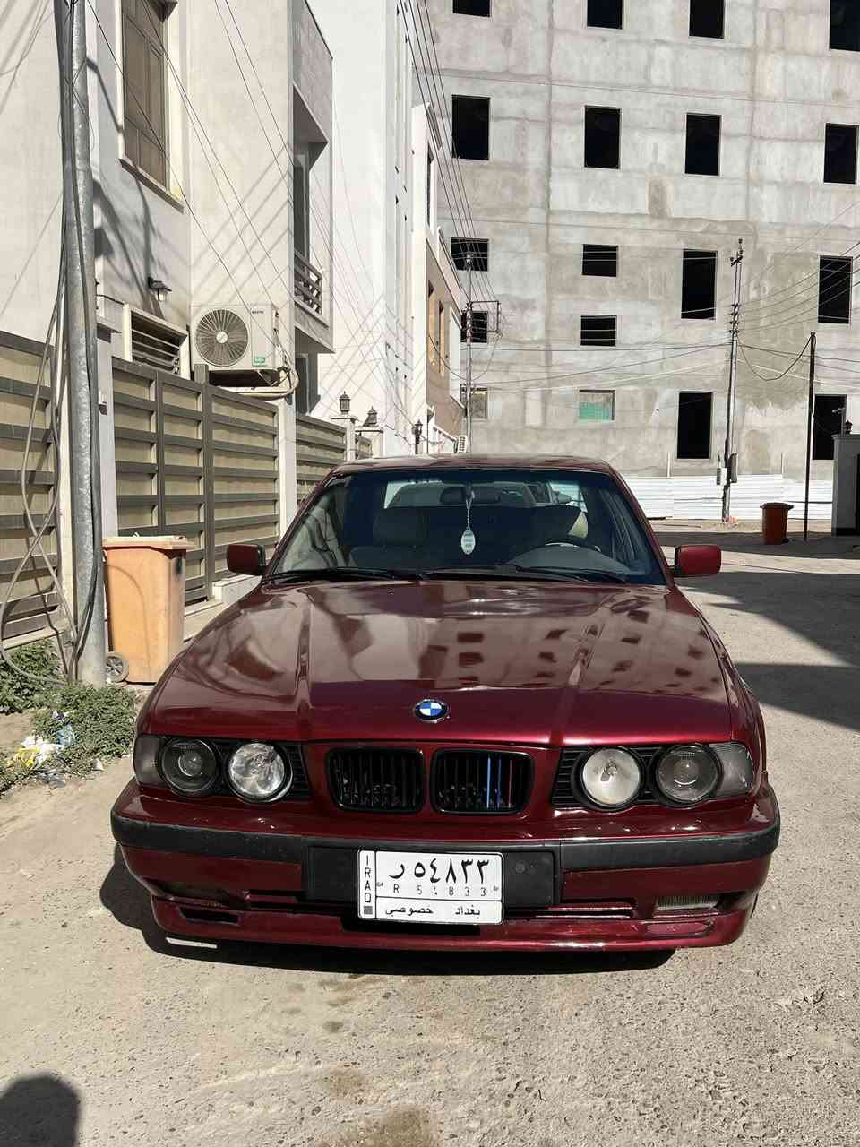السلام عليكم للمراوس فقط على وضعها 525  مسكر  فاينوس اصل بليته ومكينه وسنويه موديل 1992 فتحه دبل ايرباك دبل جكمجه السياره قبل لحادث مابيها اي حادث ولا نواقص مكاني الدوره الرقم ***********
