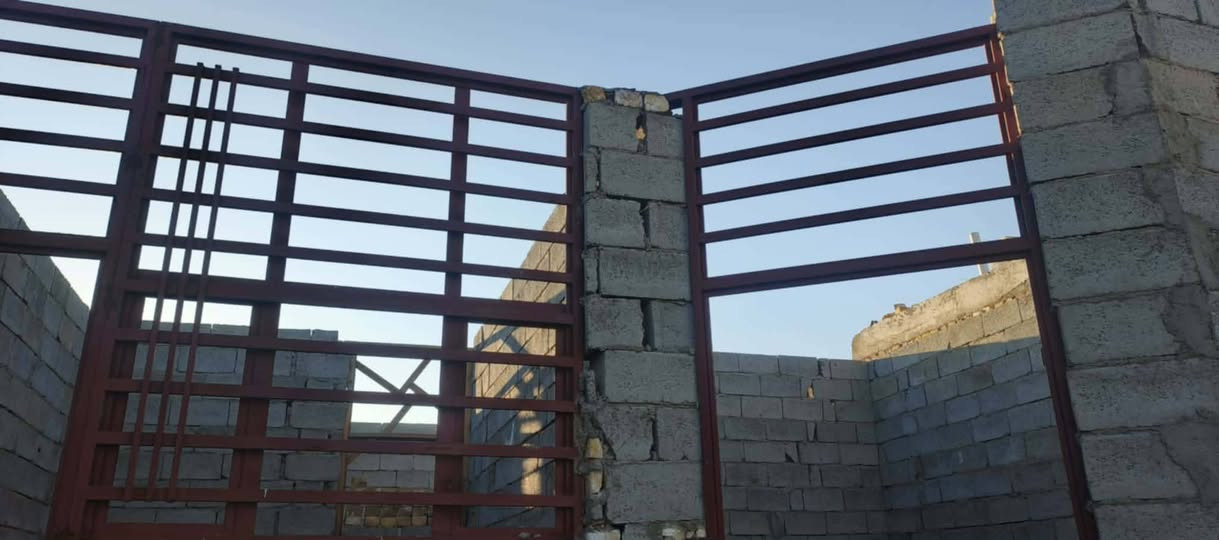 السلام عليكم
هيكل للبيع حي الحكيم نزلة بيت منشد قرب محطة الواسطي جهة الكورنيش يبعد عن الكورنيش اقل ال١٠٠ متر مرقم من قبل البلدية مي كهرباء خدمات كاملة
المساحة ١٤٠ م غرفتين نوم وصحيات وهول واستقبال 
السعر ٢٣ مليون وبيه مجال 
واي استفسار بخصوص السعر الاتصال على رقم

***********
