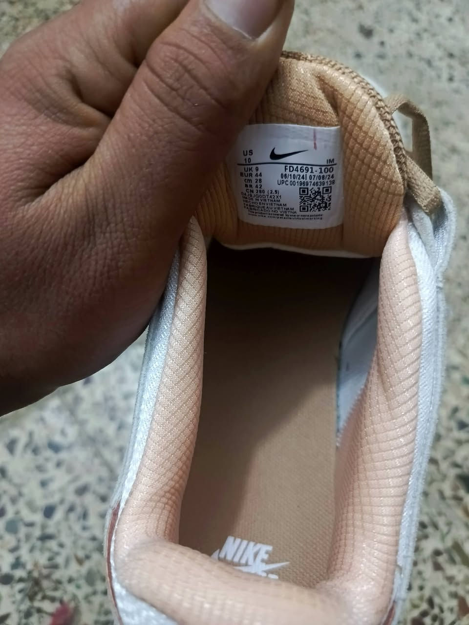 نايك قياس 44
سعره 30 
يوجد توصيل ***********
