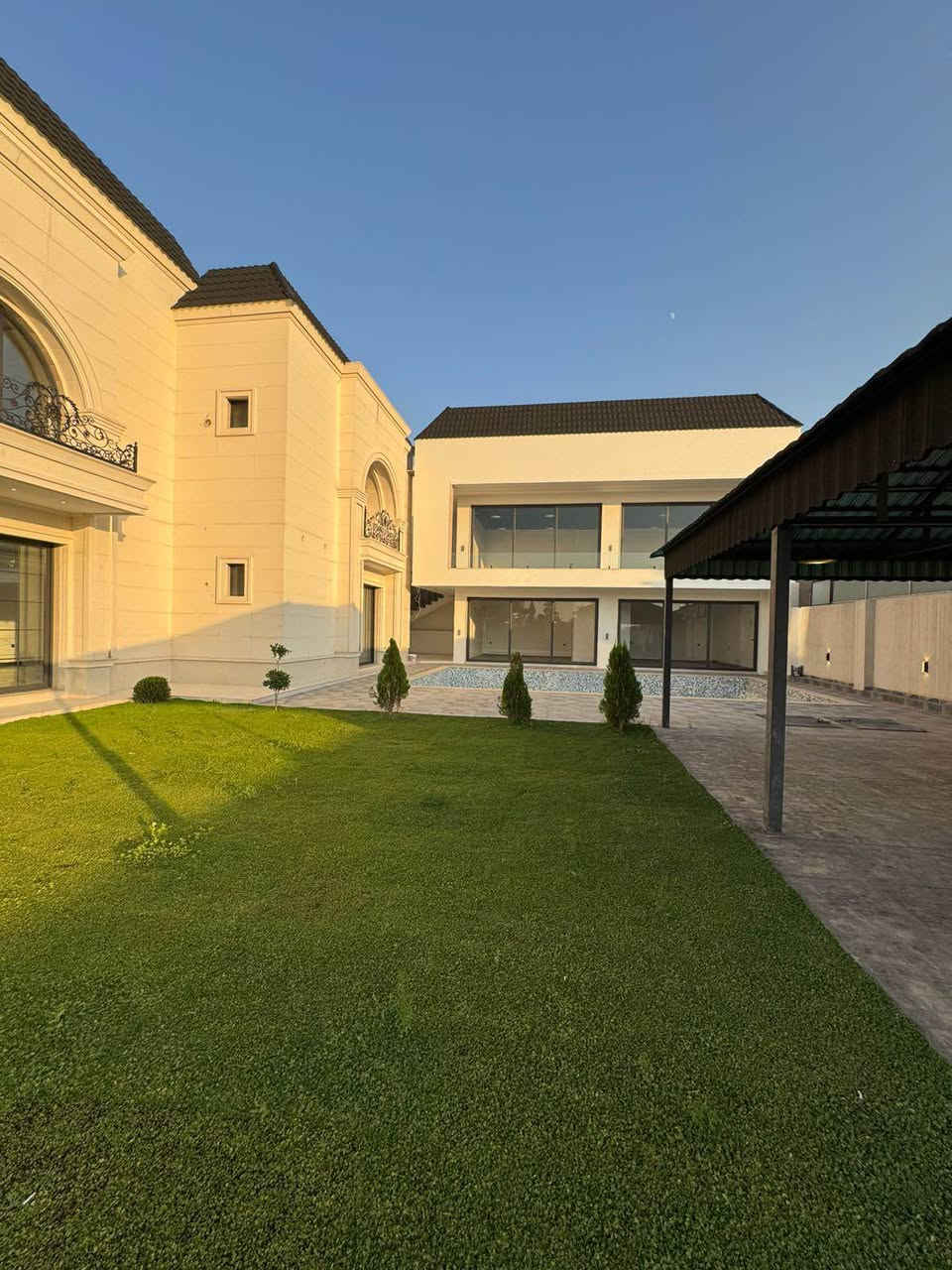 اعلان كود 120 
فيلا للبيع في كنجان ستي

مساحة 1400 م 
يتكون من 7 غرف نوم   كل غرف بي سويت 

مصبح + جلسة عربية + جيم + باربويكي 

فيلا صفر  نظام شوفاس +دكتات +حريق 

للستفسار اكثر اتصلو على ارقام الثالية 
*********** أربيل, العراق
