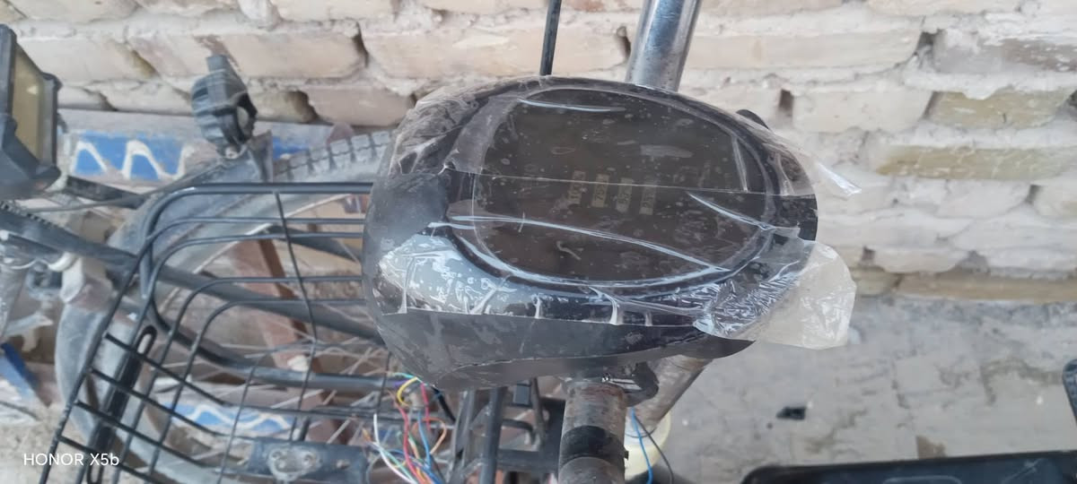 سلام عليكم   من رخصة مسؤولين كروب عندي دراجة شحن بغداد
ضفيره مقطوعه من فيش يدات والشاشه بدون بطاريات
سعره 60 بيهه مجال قليل تصال على هذا الرقم ***********
