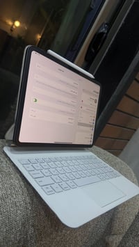 ايباد ١١ برو m4 • بطارية ١٠٠ • قلم وكيبورد