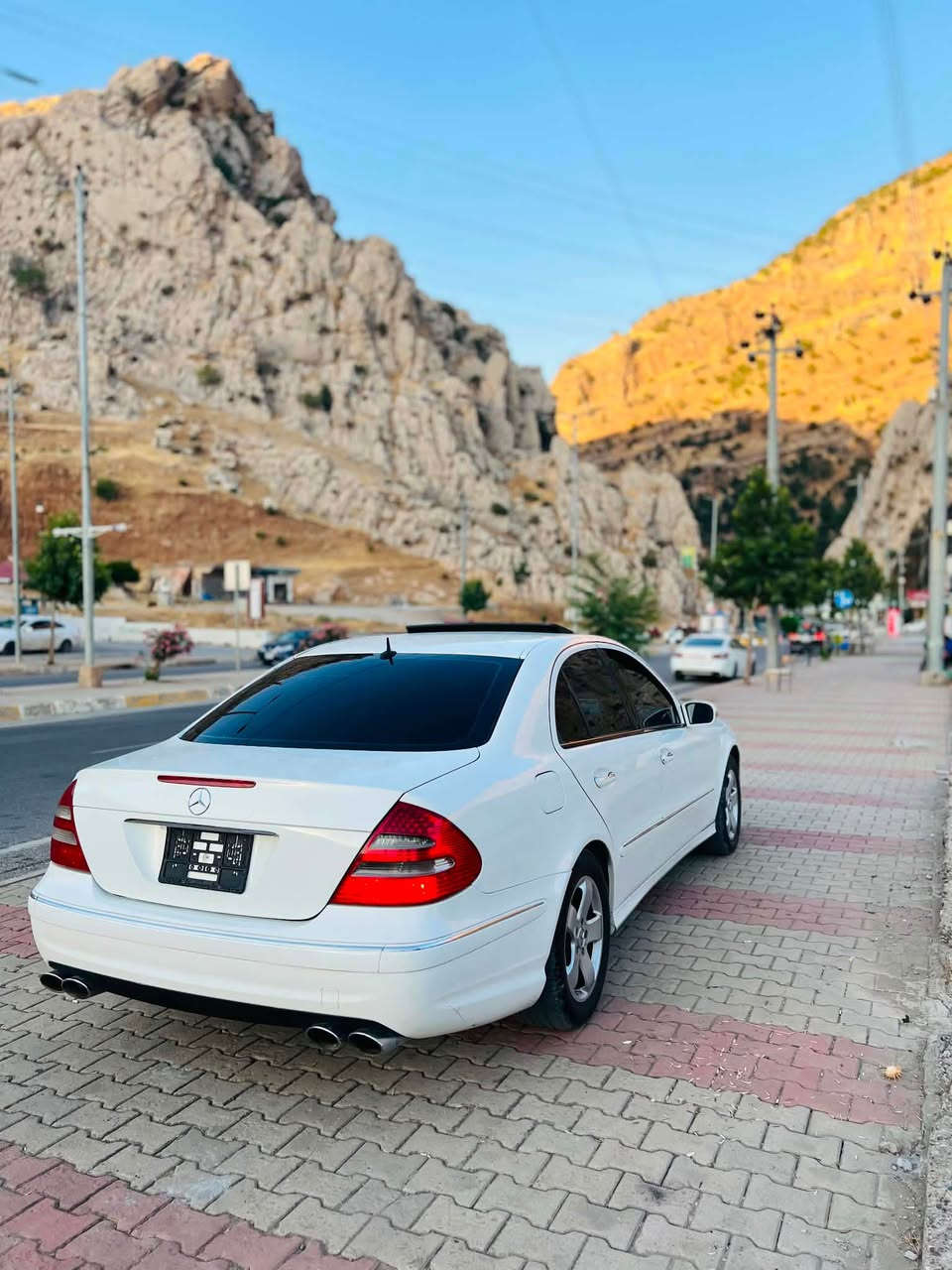 E 320 2007مارسیدس 
فول فول مواسەفات 
 سەقفو حیزام 
کوشن جلد .
کوشن کارەبا .
کوشن هیتەر .
کوشن میمۆری .
سەقف سڵاید .
مەسحی لایت .
پەردەی بیلاد کارەبا .
حاسەی فلچەی جام .
شەس سیدی .
کەللەی کوشنی دواوە کارەبایە .
تەبرید مەرکەزی .
چوار تایەی تازە 
گێڕ و مەکینە بەشەرت مەنەفێست ئەسلی

                                         ژ.م:*********** أربيل, العراق
