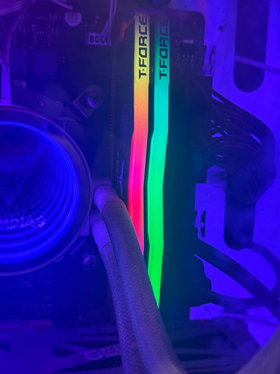 كرت شاشة للبيع من نوع RTX 3060ti 8G+رامات T-force RGB ddr4 بكج كامل  طبعاً الكارت نظيف واعلى حرارة وصلها ٧٥-٨٠ درجة تحت الضغط العالي السعر ٦٠٠ 
للتواصل واتساب:***********
