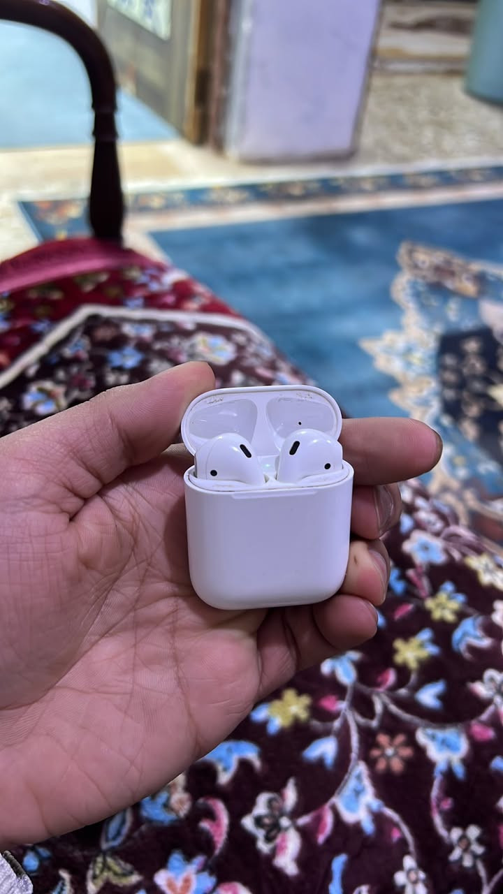السلام عليكم ايربود الجيل الثاني بدون كارتون الجهة اليسرى محتركه نظيفه فيتنامي سعرها 50 مكاني بصرة للتواصل ***********
