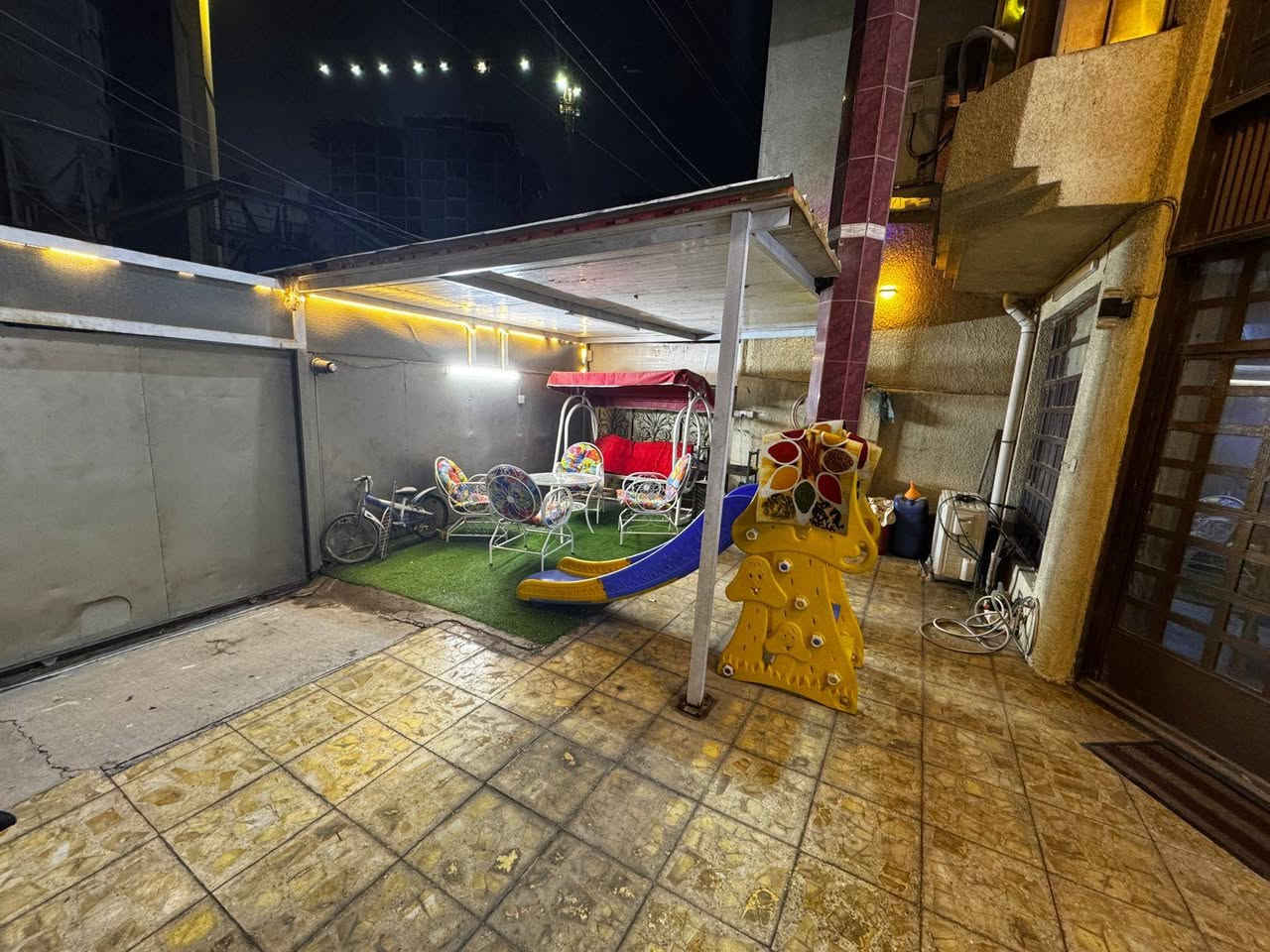 بيت للبيع مساحه ١٥٠ متر محدث درجه اولى  بناء ٢٠٢٠ موقع جيد هدو تام قريب على كافه الخدمات بسم شخص واحد طابو صرف مسلح ثلاث طوابق يمكن ستثمار او سكن حسب الرغبه الواجهه ٧ ونص النزال ٢٠ الطابق الأول صاله + غرفه نوم + هول داخلي + مطبخ + مناور عدد ٢ + حمام مشترك شرقي + حمام مشترك غربي + كراج
الطابق الثاني ٣ غرف نوم + هول حولي + حمام مشترك الطابق الثالث غرفه نوم + بيتونه + سطحين العنوان حي المواصلات الأولى قرب شارع الظغط اي ستفسار على الرقمين *********** او ***********
