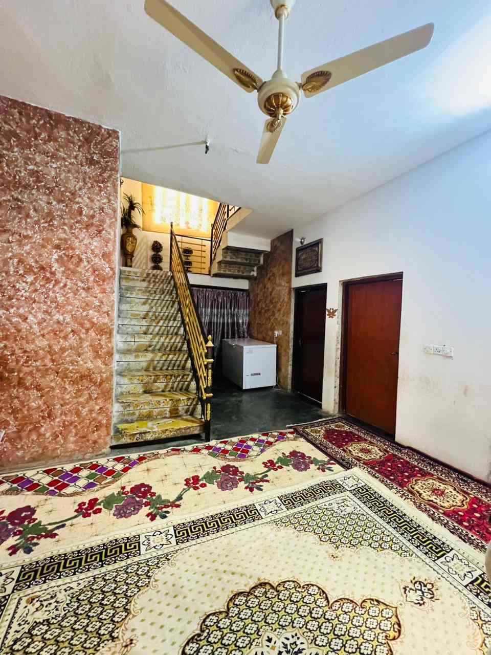 دار للبيع الاحمر شارع المقداد عليه السلام 300متر البيت قاطين 4غرف نوم 2صاله استقبال ومطبخ وكراج يكفي 2سياره حديقه صغيره ومحل معزول من البيت للاستفسار ***********
