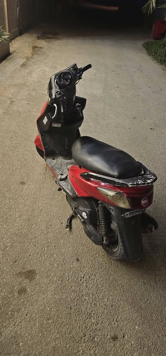 السلام عليكم سكنس للبيع مستعجل فحل خط واحد كابريتر دراجه ما ناقصه اي شيء بس شغلات بسيطه الدراجه تجي تفحصها كفاله عامه سعر الدراجه 650 وبيها مجال المكان شارع الحولي قرب مستشفى مهندس
 الرقم***********
