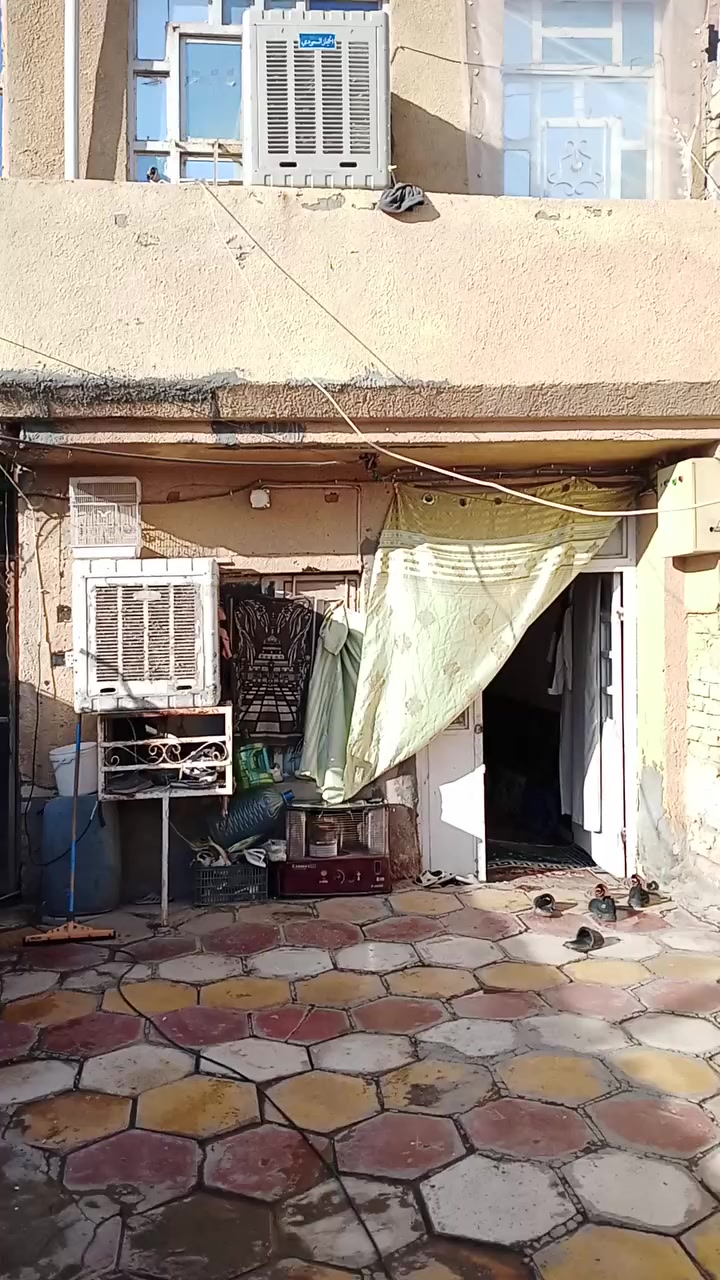 مشتمل مساحة 100م طابقين 
الطابق الاول بناء طابوق والثاني بلوك..
استقبال وحولي مطبخ و 3 غرف نوم وصحيات كاملة 
فقط يحتاج كاشي الأرضية الطابق الاول والثاني ..
منطقة الحسينية نهاية شارع السكلات ال 15 
البيت صاير بظهر الشارع التجاري ..
السعر 47
مكتب السرور للعقار ***********
