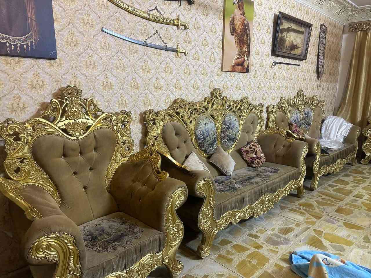 تخم ملكي لا شك ولا كسر وسفنجه  وتخم نوعيه ثقيله تفصال مو سوكي جديد تجي شوف بعينك اي شي مابيه  مع طبلات 3 سيتات طبلات مع ثريات ثنين 
تخم 
كراسي 4 
ثلاثيات 3 
وثنايه 1 
***********
