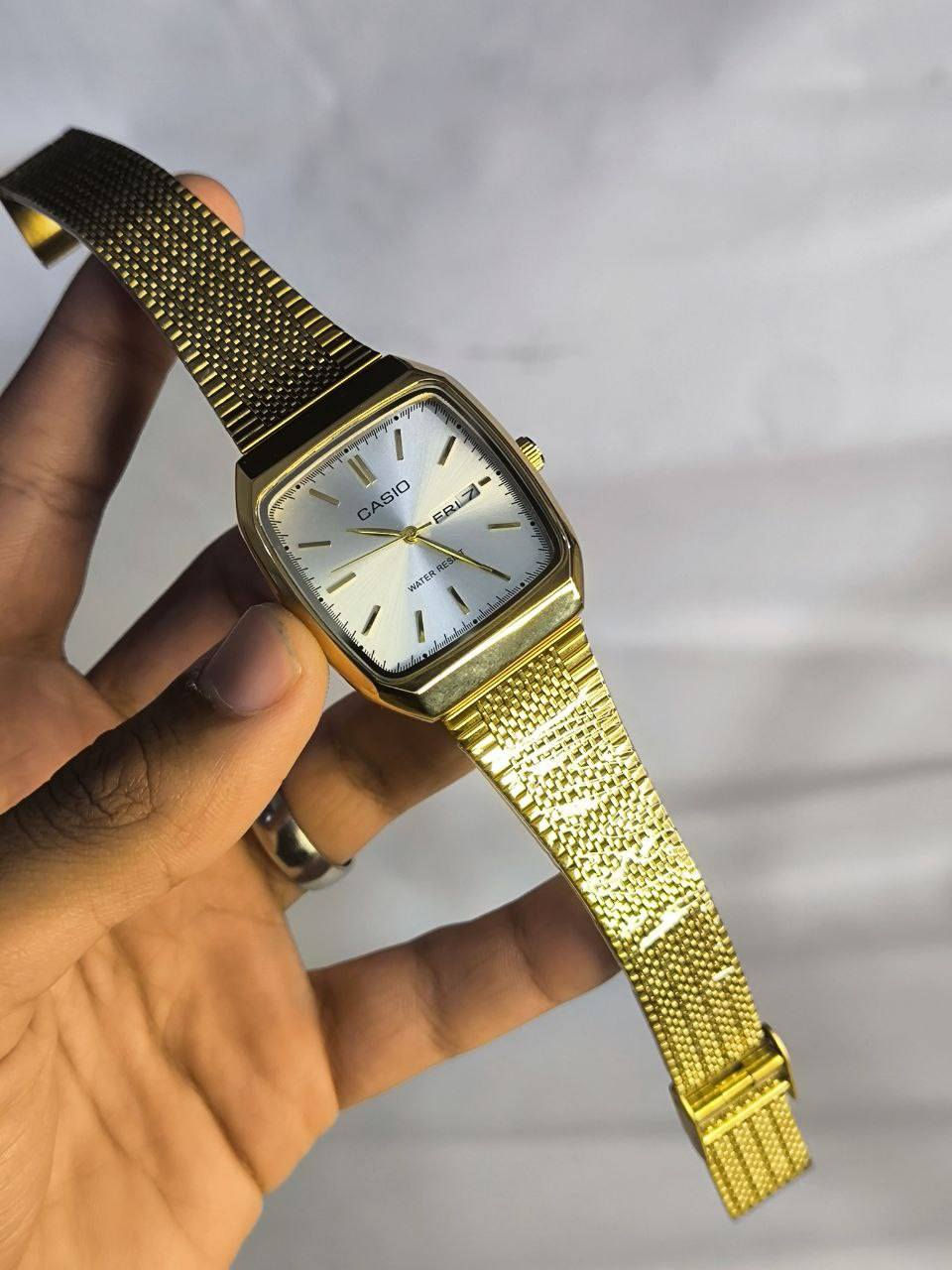 كاسيو Casio مميزة
تحفة فنية
لمحبي الرسمي وللذوق الراقي
مكينة كوارتز
ميناء اليض رسمي مميزة مزودة بمنفذ تاريخ شهري واسبوعي 
زجاج معدني مقاوم الخدش 
مقاومة ماء وغبار
سير حصيرة مميز جدا 
القطعة مختمة بالكامل

⚠️ملاحظة متوفر قطعة واحدة فقط 

السعر :- 30 الف ع اول تم  
للحجز والاستفسار يرجى مراسلة الصفحه


**إذا كنت صاحب هذا الإعلان وتريد حذفه لأي سبب، رجاءا أرسل رسالة إلى الدعم الفني**