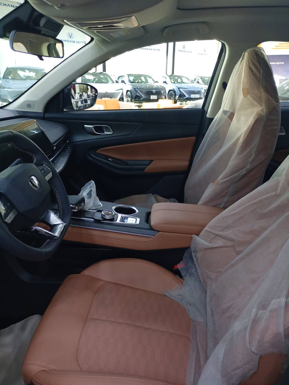 شانجان يوني إس (UNI-S) 2025 تتميز بمحرك بنزين تيربو 1.5 لتر (185 حصان، 300 نيوتن متر)، يقترن بناقل حركة أوتوماتيكي 7 سرعات DCT، بنظام دفع أمامي، مع كفاءة وقود عالية (حوالي 16.6 كم/لتر)، وتصميم كوبيه رياضي، وشاشة معلومات كبيرة، وتقنيات سلامة متقدمة، مع أبعاد مدمجة نسبياً مقارنة بـ UNI-V الأكبر. 
المحرك والأداء:
نوع المحرك: 1.5 لتر تيربو بنزين رباعي الأسطوانات (Blue Whale NE1.5T).
القوة: 185 حصان.
عزم الدوران: 300 نيوتن متر.
ناقل الحركة: أوتوماتيكي 7 سرعات مزدوج القابض (7DCT).
نظام الدفع: أمامي (FWD).
التسارع: 0-100 كم/ساعة في 7.9 ثانية.
أوضاع القيادة: اقتصادي، عادي، رياضي. 
الكفاءة واستهلاك الوقود:
كفاءة الوقود: حوالي 16.6 كم/لتر.
للاستفسار اتصال ع رقم مستشارة المبيعات 
***********
