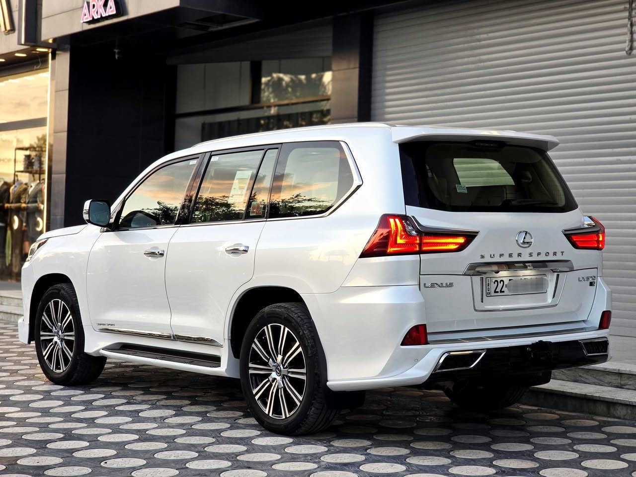 للبيع 
لكزز سوبر سبورت موديل 2019 
كفالة عامة السيارة جديدة وجاهزه بدون اي نقص 
فول مواصفات بصمتين وكارت 3 شاشات رادارات جميع الكشنات كهرباء و تدفئة و تبريد كشنات خزن ميموري تشغيل عن بعد تحكمات ستيرن أوتو ستوب للتحذيرات تحديد سرعة نقطة عمياء محرك 8 سلندر 5700 جنطة كهرباء كير و مكينه كفاله عامه السيارة حيل نظيفة كلشي عل بلاد ماشيه 112 الف
رقم اربيل ومكانها بغداد السعر (7 شدات ) 
للأستفسار ***********
