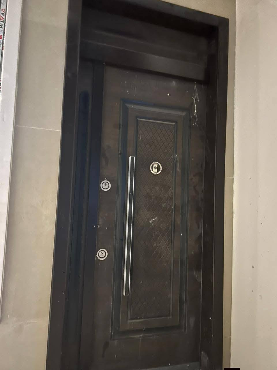 دار زراعي للبيع منطقة السبع ابكار قرب جوهرة لبنان الجديدة المساحة ٥٠ متر يتكون من استقبال ومطبخ وثلث غرف نوم وحمام عدد ٢ ومنور وبيتونة وسطح والمنطقة خدمات كاملة الاستفسار  ( *********** )
