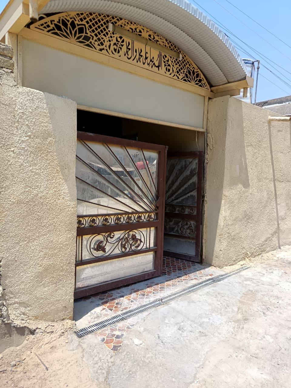 السلام عليكم ورحمة الله وبركاته
دار للبيع المساحه ٢٩٢ م طابو زراعي سند 25
يحتوي على ٣ غرف نوم ٢ بالطابق الأرضي وحده سويت وغرفه بالطابق الثاني
مع صاله ومطبخ وكليدور حديقه كراج كبير. ومجمع صحيات داخل البيت وخارجه 
واجهة الدار ١٠ متر ونزال ٢٩ متر و٢ونص سم السقف صب مسلح
وبناء طابوق وبلوك
العنوان الحله حي البكرلي المنطقه الثانيه شارع دانه شارع ٢٠ الجايجي ابو توحه وتزل بلفرع ٣٠٠ متر في متر عدل توصل محل حدادة ركن الأخ حيدر المنصوري البصراوي وتدخل الفرع 3 بيوت بيت ركن جاري العزيز خالد أبو عمار بيتي بصفه من جهة اليمن العنوان واضح وميتيه وايضا اكو غير فروع للمنطقه.. المنطقه شعبيه ناسها طيبين
السعر ١٧٠ مليون
*********** ابو مهدي
