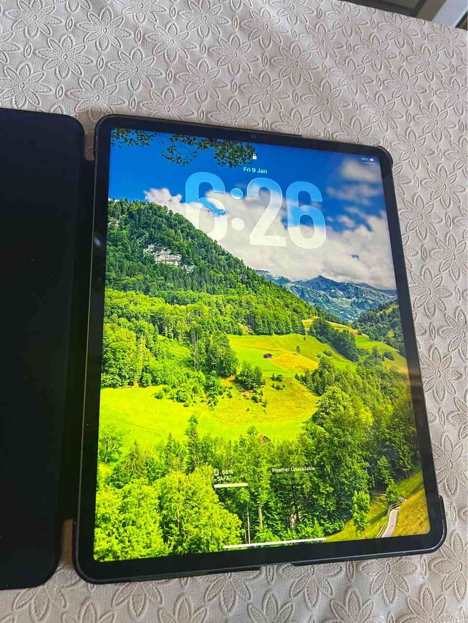 ئايپاد پرو ١٢،٩ 
١٢٨ گيگاية 
بةس جامةكةي درزي هةية و شاشة و لةمسي و سةوتي زور بي حةيبة ٤ سةماحةية شتيكي نازدارة بو خويند و ياري فولة پوبجي ١٢٠ fps
سعري ٢٩٠$ دولار و كةميك محامةلة 
رقم*********** أربيل, العراق
