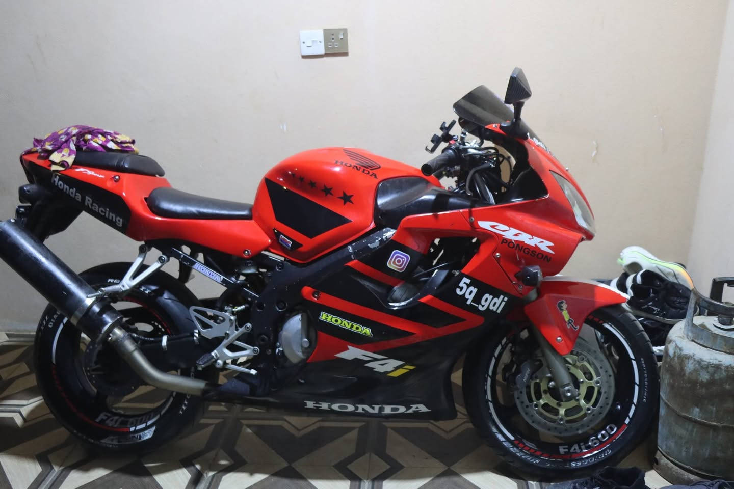 إسلام عليكم 
دراجة F 4 i 600 للبيع مكاني الرمادي 
مرقمه لوحه وسنوية كامله 
موديل 2004
دراجة شغاله ماناقصها كلشي بس تشغل وتطلع ودراجه ع ايدي لا افصل بيها ولا مدري شنو مامتعوبه وتجي تفحص وتچيك كدامك 
محركها مامفتوح لا تبخير لا مدري شنو مداريها ونضيفه تجي تشوف بعينك 
الي مايشتري ويطب يدور سوالف لا يجي  
الاستفسار السعر والامور الباقيه راسلني واتساب 
 هاذ رقمي  ***********
