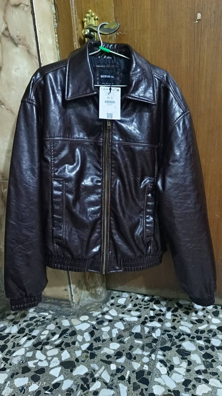 سلام عليكم جاكيت ماركة BERSHKA
طالبة اوردر من تركيا اليوم جاني قياسM يلبس جلد طبيعي غنم وزن80 و85
سعر130الف قفل العنوان بغداد شعلة 
***********
