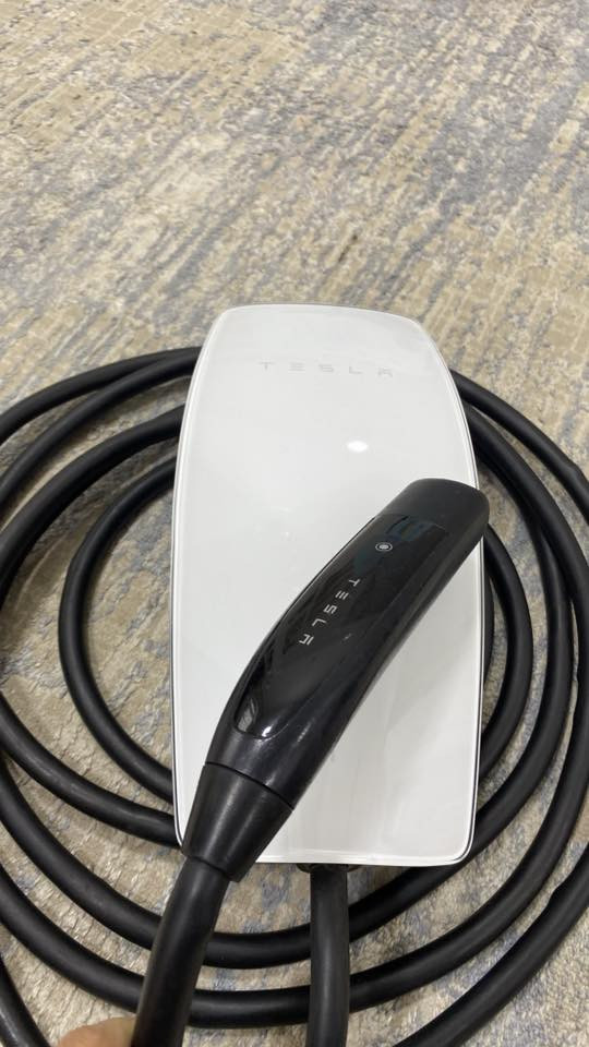 السلام عليكم 
شاحنة تسلا 48 امبير اصلية اخر اصدار 
تنربط بل تلفون وتتحكم بيها 
سعر 420$ ***********
