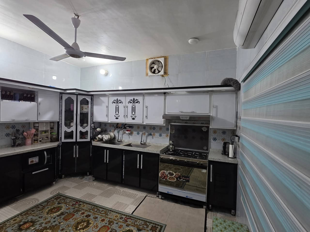 السلام عليكم
الدار للبيع طابو زراعي سند 25 مساحة البيت 1200 متر تحويل مباشر يحتوي البيت على غرفتين مساحه كل غرفه 5×5 
واستقبال 6×4........
وصاله 6×4........
ومطبخ 4×3.....
ومجمع صحيات داخلي وخارجي .............
البيت السقف صب كونكريت وبناء طابوق البيت كامل اي نقص مابيه .........
موقع الدار على شارع السياحي .......
متوفر كافة الخدمات ....
حديقه 300 متر 
الموقع . .. سياحي .. قريه المزيديه .....
للاستفسار ***********
