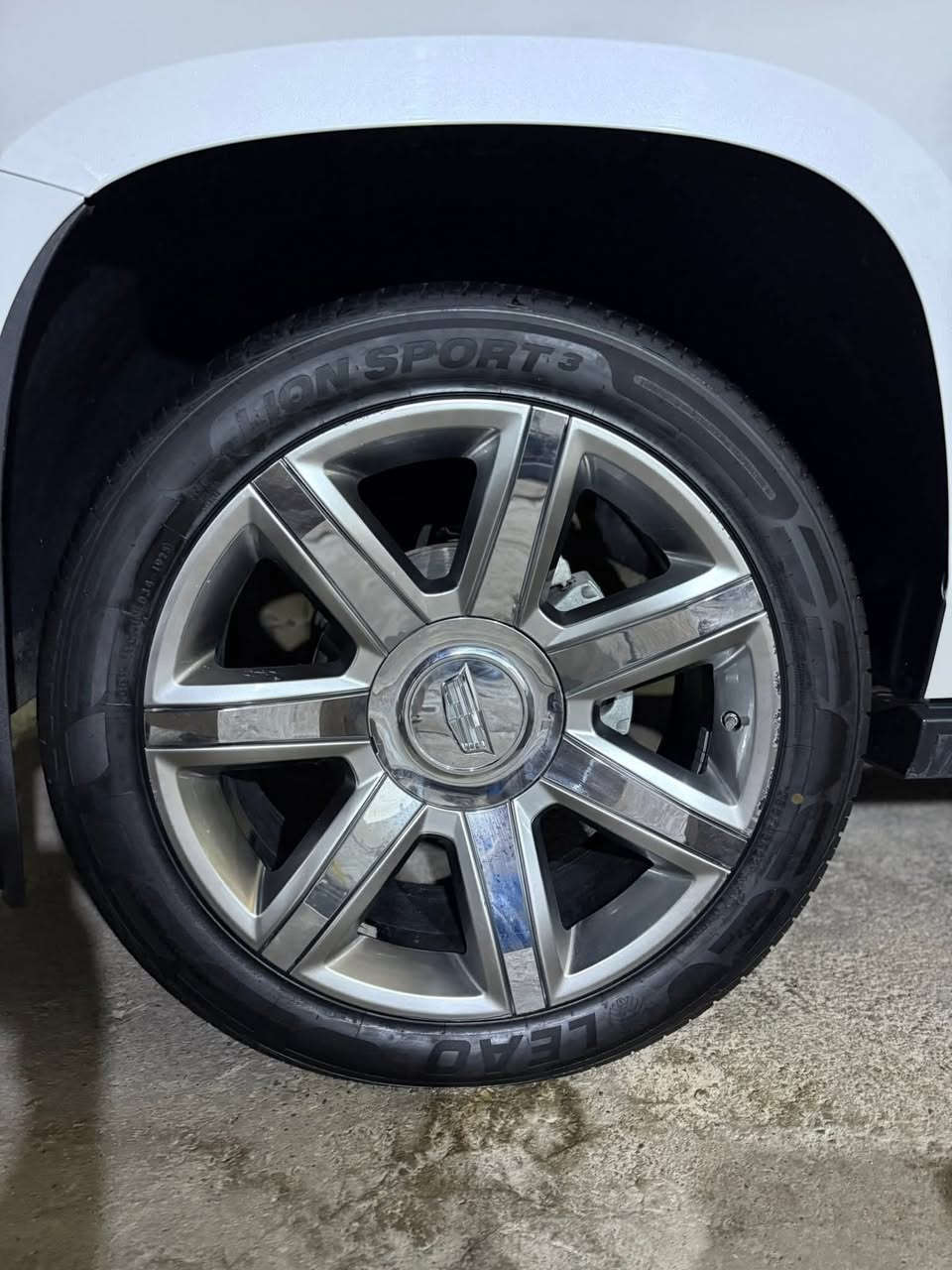 🌹 اللهم صل على محمد وآل محمد 🌹
نــــــوع السيــــارة : كديلاك _ إسكاليد _ بريميوم .لكجري 
المــــــــوديــــــل : 2019 .
لـــون الســـــــيارة : أبيض صدفي 
ألمسافة ألمقطوعة : 77 ألف ميل .
عدد الاسطــــوانات : 8 سلندر .
حجـــم المحــــرك : 6200 CC .
نـــــاقل ألحــــركة : أوتوماتيك .
نــــوع ألـــــــوقود : بنزين .
ألـــــــــــــــــوارد : أمريكي .
رقــــم اللوحــــــة : بغداد . 
المـــــــــقاعـــــد : جلد قرميدي .
فئـــــة الســـــيارة : SUV . 

ألمواصفـــــــــات : فول مواصفات ، فتحة سقف  ، بصمة تشغيل و بصمة ابواب ، نظام ترحيب ، صندوق كهرباء ، كاميرات عدد 5 والرؤية  360ْ ، كشن هزاز  ، شاشة كبيرة ، حساسات خلفية و امامية ، داتا شو لعرض معلومات القيادة على الجامة الامامية ، ميموري خزن كشن السائق ، كشنات كهرباء و مساج ، تدفئة وتبريد بالكشنات ، الصف الخلفي منفصل VIP ، شاشة ترفيه وسطية ، رادار امامي وجانبي وتحديد مسار وتنبيه الخروج من المسار ، قاصة ، عداد ديجيتال ، سايد بريك بصمة ، لايت اوتو وعدسات عدد 10 , لد نهاري ، كشافات ضباب امامية ، بگ لايت لد ، 7 راكب ، تبريد ثلاث قطعة ، يدات الابواب كروم مع لد ترحيب ، دوسات كهرباء ، مري كهرباء مع اشاير بألمري ، مري شفط ، تشغيل عن بعد، فور ويل درايف ، تدفئة المقود ، التحكم بدواسة السكليتر والمكابح كهربائياً ، تطعيم الداخل صاج ، شاحن تليفون وايرلس ، سستم صوتي نظام BOSE ، ويل كب كروم . 

الملاحظـــــــــات : وارد امريكي حادثها باب وجاملغ خلفي صور الحادث من ضمن الصور 
ألـــــــسعـــــــــر : 375 بي مجال للطيبين 
للأتصــــــــــــــال : ***********/ ***********
