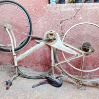 بايسكل للبيع كلش نظيف و استخدامة قرابة الشهرين صارلة هواي متروك بس بري...