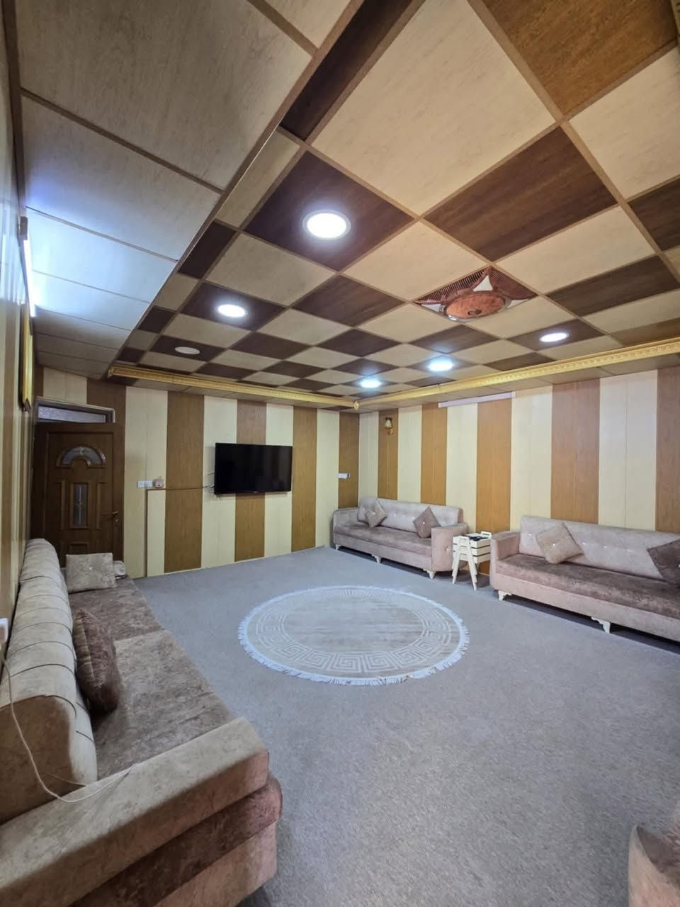 اعلان رقم (1706)📢📢📢
———————-
دار للبیع مساحة 220 متر 
فول سيراميك بناء حدیث 
غرفتین نوم، هول، استقبال ، مطبغ ، صحيات
مع بیتونه جبیر
الموقع الحرية 
قرب جامع ئاشتي 
الموقع مميز جدآ جدآ
فول خدمات 
قریب سوك قریب مدارس قریب شارع العام
استفسار
***********
***********
