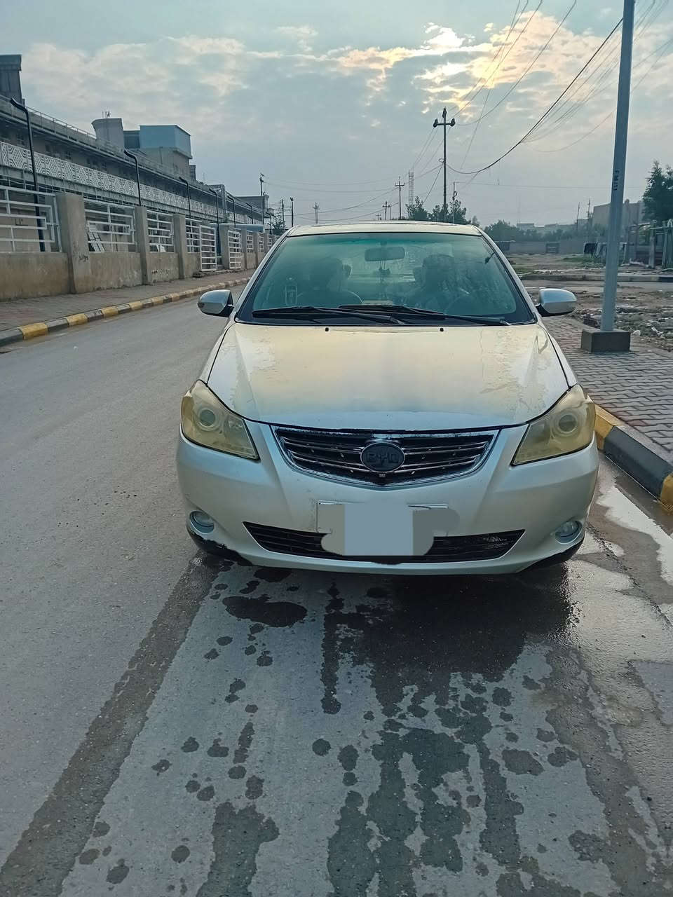 السلام عليكم سياره بيوايدي جي ثري موديل ٢٠١٣ للبيع مكينه وكير محورات مكفولات البدي بيه خياس ومصلح تخم تاير وباتري جدد عوزها تبريد السعر 43 وبيها مجال مكان السياره واسط ***********
