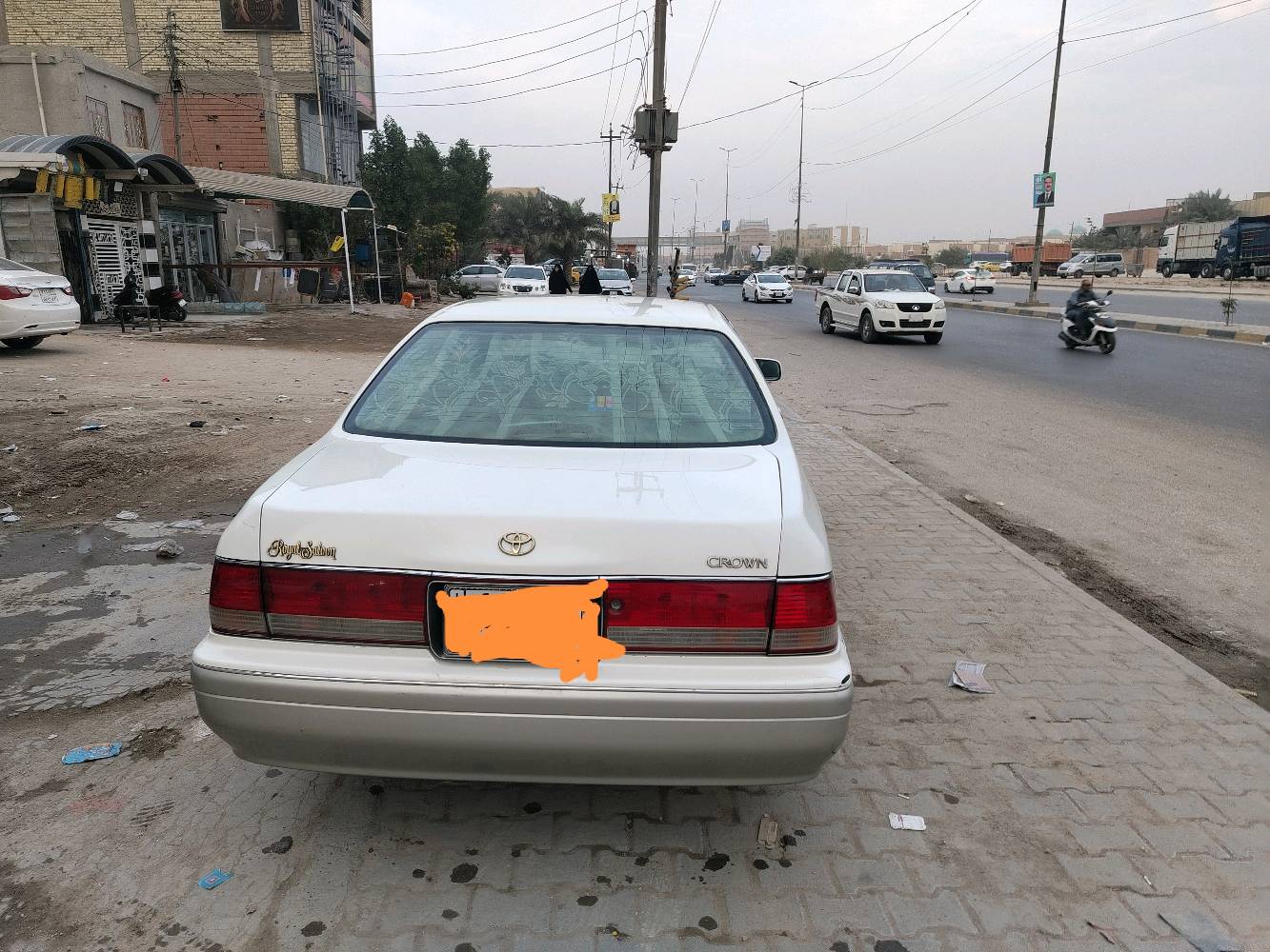 سيارة تويوتا كراون نظيفة ومعروضة للبيع. السيارة بحالة ممتازة وبهيكل خارجي نظيف من دون أضرار واضحة. توفر لك الراحة والمساحة التي تحتاجها أثناء القيادة. فرصة مميزة لعشاق السيارات العريقة والجميلة.