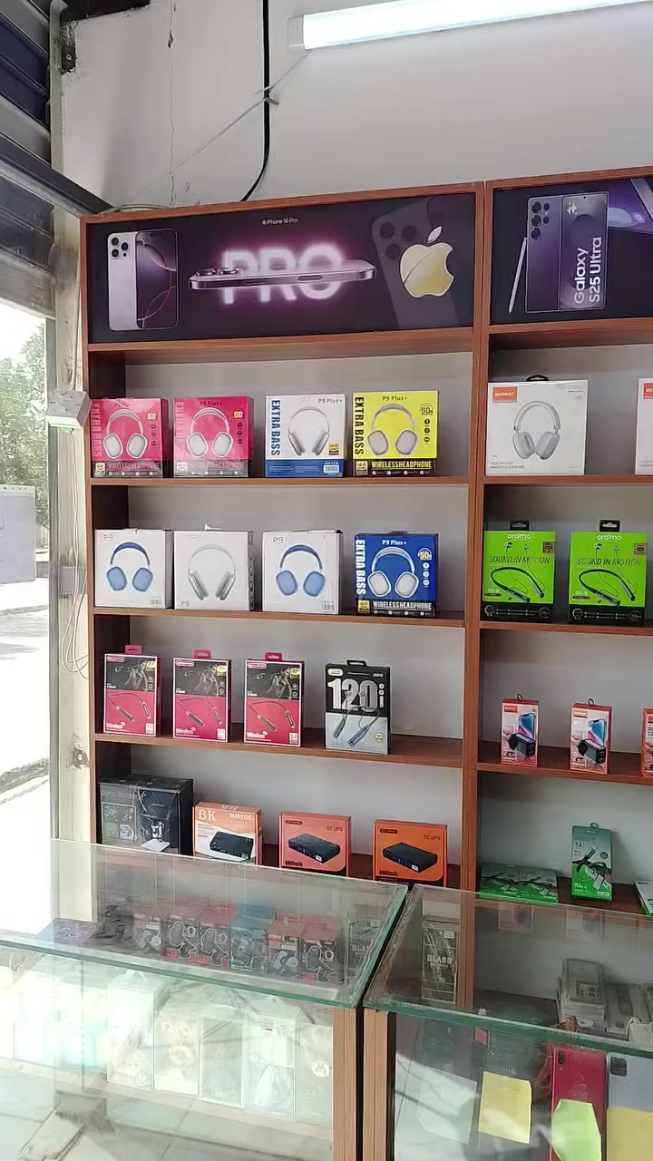 سلام عليكم محل موبايلات للبيع جاهز من كلشي واحد على واحد  يحتوي على فاترينات عدد ٨ ام الرفوف ويحتوي على ٥ فاترينات تعليك ويحتوي على ٣ امياز زجاج  وميز صيانه متكامل درجه اولى وجهاز تغليف مفتوح وجهاز رصيد وسبلت ٢ طن
المكان شارع السيايدين قرب السايلو مجاور أسواق هجوره للاستفسار الاتصال ***********
