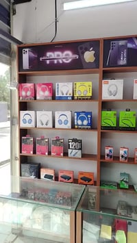 محل موبايلات • فاترينات ٨ • معدات صيانة