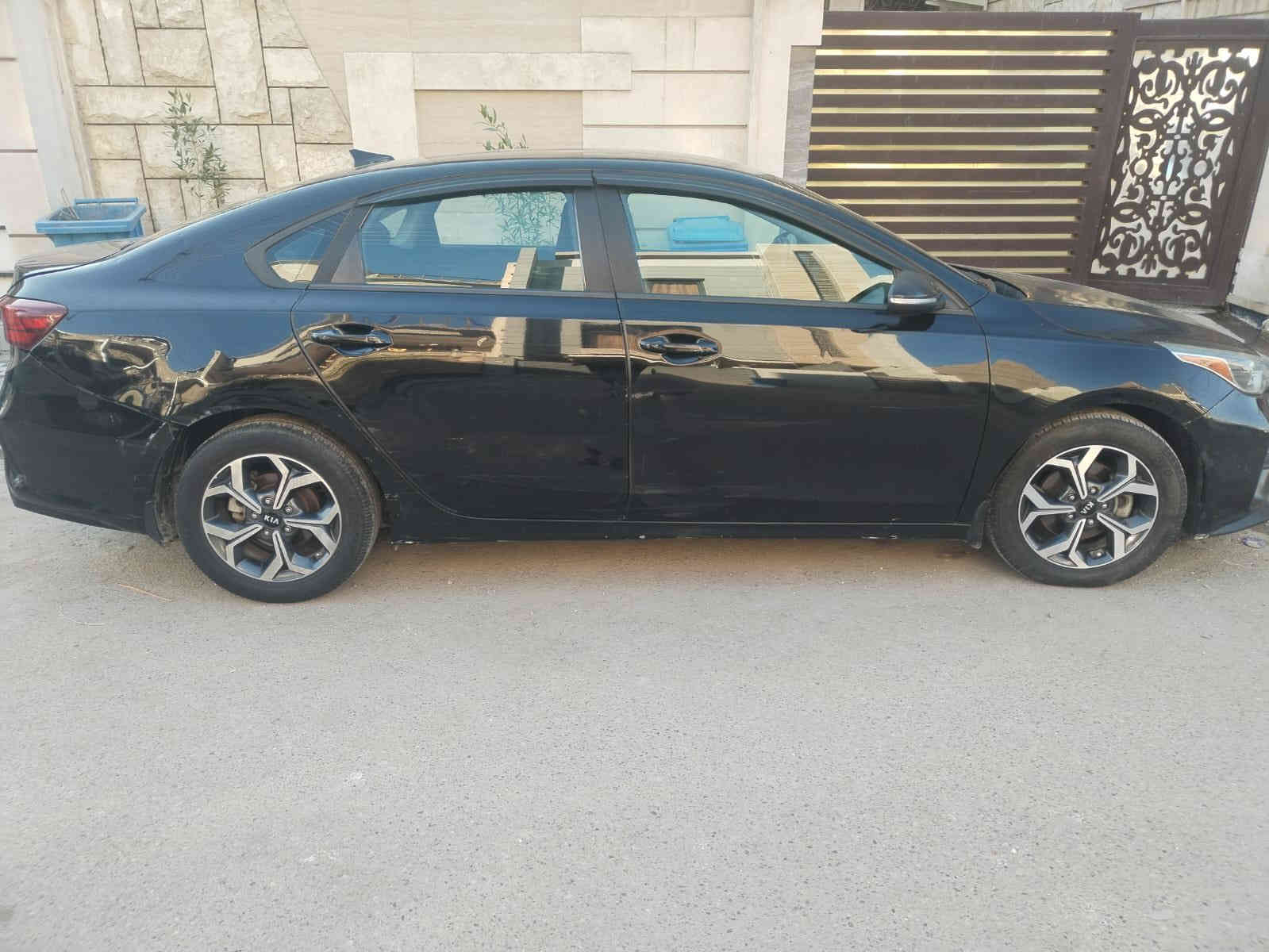 السلام عليكم ..
كيا فورتي وارد امريكي موديل 2019 رقم بغداد سنوية بأسمي 
ماشية 100.000 ميل
گير ATM 

الحادث..
بنيد وجاملغ جهة السايق مبدل وباب السايق صور الحادث مرفقة 
 وبيها طخات بالعراق موضحة بالصور
القمارة بيها رصعات اثر حالوب
المواصفات.. 
 كاميرا شاشة رادار وباقي المواصفات المعروفة

السعر 119 وبيها مجال 
مكاني بغداد حي الجهاد
***********
