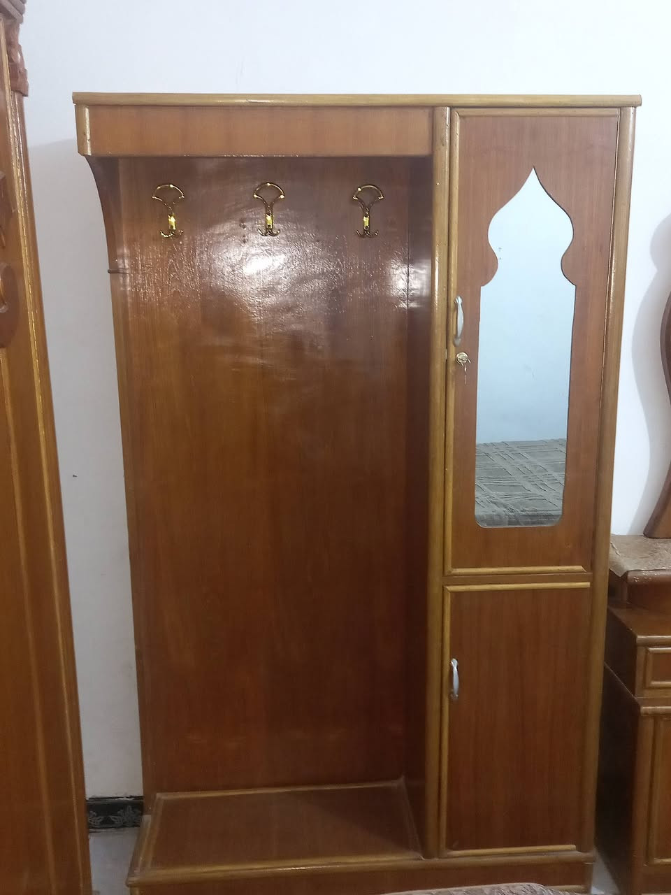 ياالله ألهم صلي على محمد وآل محمد غرفه اخشاب النظافه فول مثل ماموضح بالصوره كنتور ست ابواب مكاني حله شارع ثمانين سعر ٥٥٠ وبيه مجال غير متواجد على الفيس ***********
