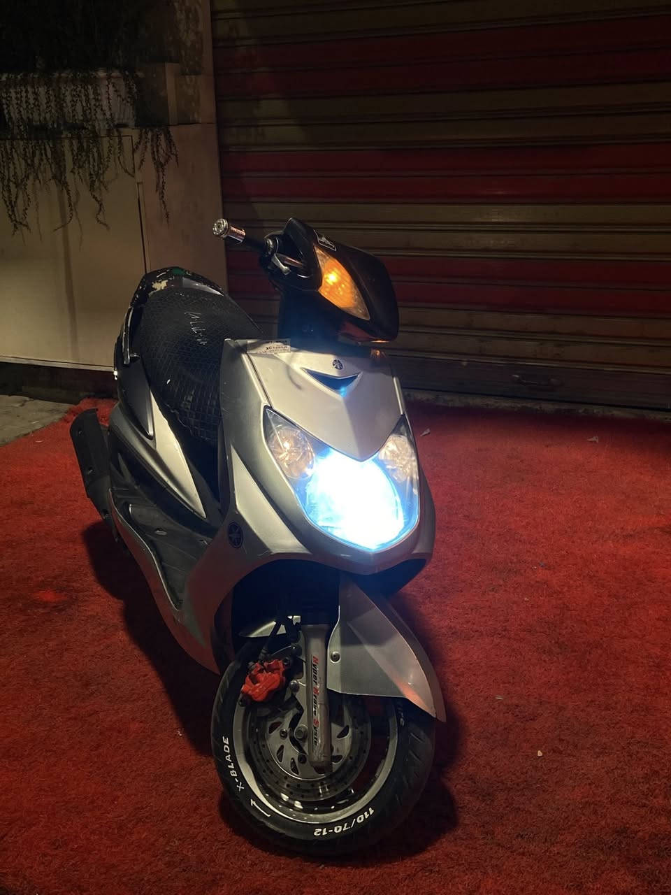 سلام عليكم (دراجة سكنس فحل نوزل  للبيع )الكهربائيات كلهة شغاله سلف هندر الايتات الماميه شغاله وليوره شغاله  (لدبلات امامي خلفي شغال  .بريكات) قفل ستيرن قفل الجوزه كلهن شغالات)كامله 
(الدرجه خير من الله على وضع البلاد ) 
لتواصل واتساب (***********) المكان بغداد الاعظمية السعر750 وبيها  مجال حك الجيه
