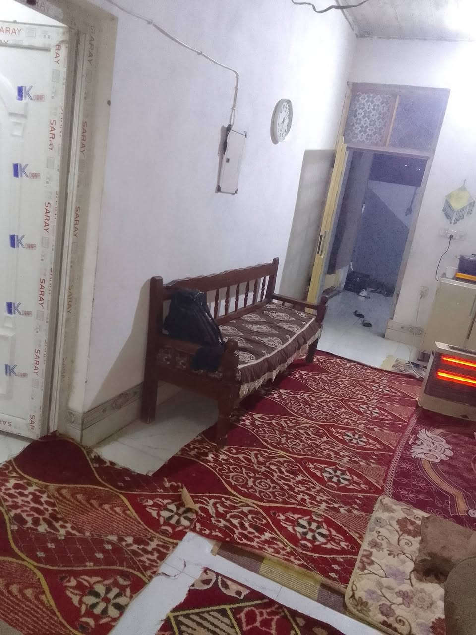 من رخصه مدير كروب لبيع بيت مساحه 200 متر غرفتين ستقبال صاله بيرسلون كله بيت حديقه كراج سياره مي كهربياء مولد بناء حديث مصبوغ كامل مي فياض شتا صيف خدمات مجاري تبليط درج بيتونه ستاره للعلم بيتونه سقف سندويش فقط    حديقه بوك بلاستك داخل خارج حديد  شهربان حي المهدي ثاني فرع ع يدك يسره يبعد عن شارع عام 150 متر  سعره 36 وبي مجال حك جيه ***********
