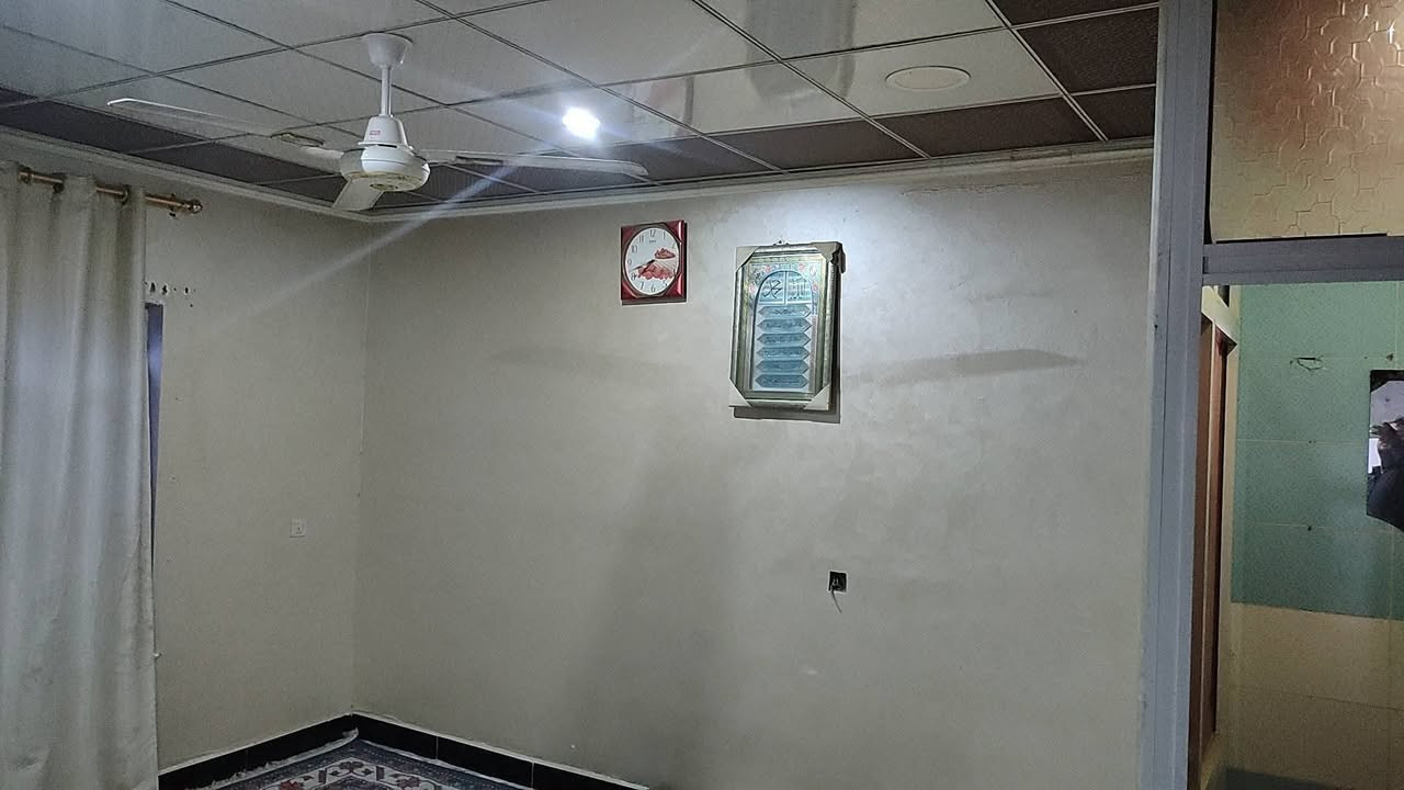 للبيع للبيع
#دار طابقين 
#منطقة حي العمال
#المساحة 150 متر
#بناء الالفينات وعالي عن الشارع ثلاث درجات
#الطابق الارضي يحتوي على 
غرفتين وصالة ومطبخ وبراني ومجمع صحيات داخلية وخارجية 
#الطابق الثاني يحتوي على ٤ اغرف وصحيات 
السعر 105 مليون 
***********
