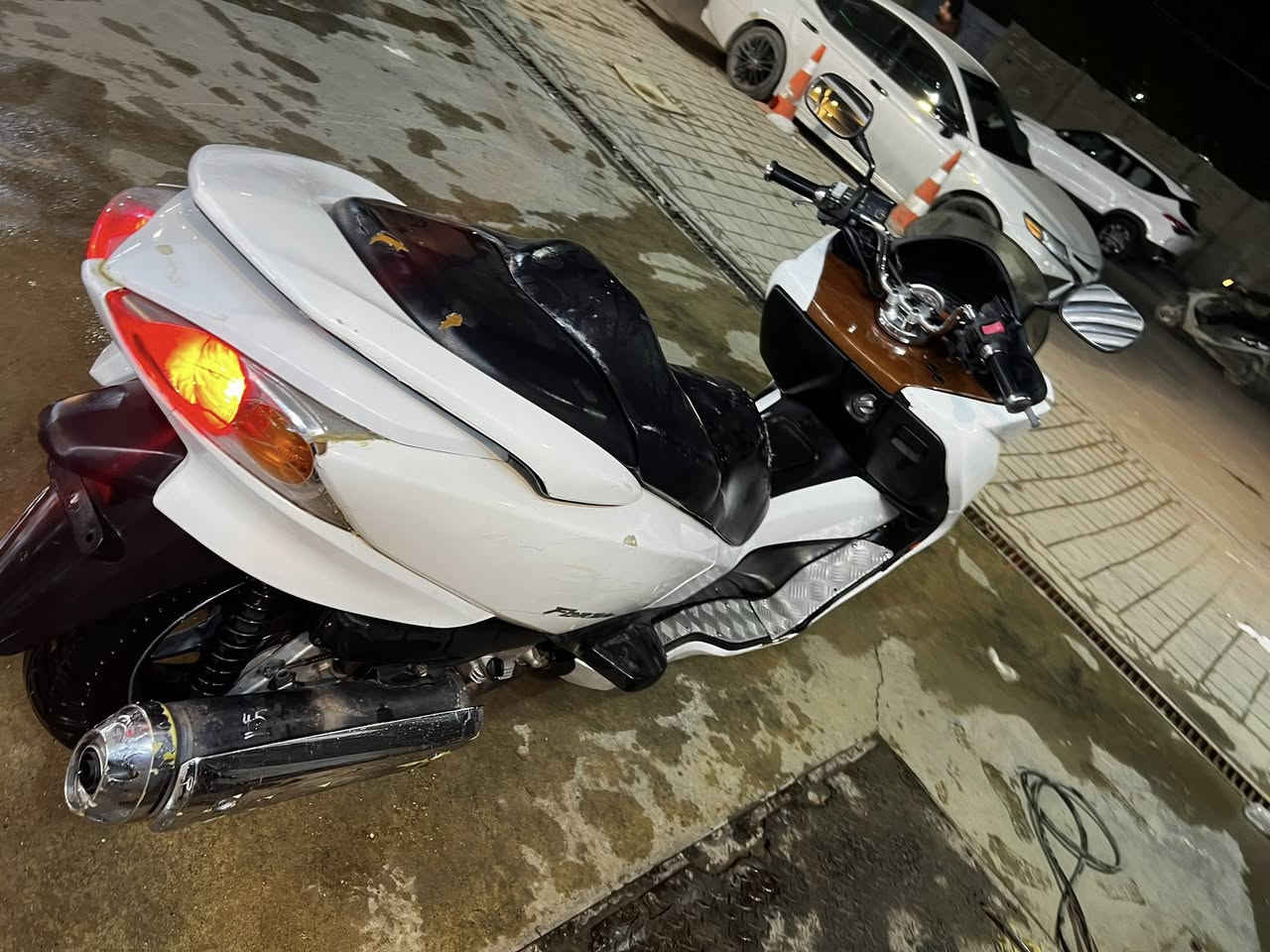 يا الله.. للبيع أو المراوس دراجة فورزة 010 بحالة ممتازة وجاهزة:
المحرك: شغال بشرط ونظافة ممتازة.

الكهربائيات: كلها شغالة (من الطقة للطقة).

النظافة الخارجية: الكفرات نظيفة جداً بنسبة 80% (موضحة بالصور).

الحالة: الدراجة جاهزة وما محتاجة أي مصاريف، دق سلف وتوكل.

💰 السعر: 10 ورقات (وبيها مجال طيب للشراي).

🔄 خيار المراوس: أراوس مع دراجة KTM (حسب النظافة والاتفاق).

📍 المكان: بغداد. 📞 للتواصل: ***********
