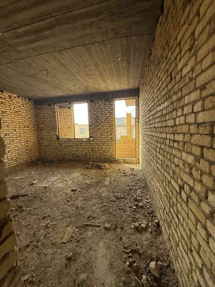 السلام عليكم. بيت حي الجامعة مقابيل جامعة المثنى و كليه الهندسة بالضبط كماا موضح في الصور.
البيت مساحة ٢٥٠م. يتكون من ٤ غرف نوم واحده منهم سويت و المطبخ حار وبارد و مكشوفات عدد ٢ و حمامات داخلية وخارجية و كراج للسيارة وحديقة.
الطابق الأول. كامل من ناحية اللبخ،كهرباء ،مجاري و صبة نظافة.
الطابق الثاني غرفتين و صالة و حمامات و سطح خارجي في الطابق الثاني بالاظافه للسطح  الكبير. الطابق الثاني ع وضع الطابوق. 
البيت مطلوب للإسكان.

للاستفسار الاتصال على الرقم ***********
