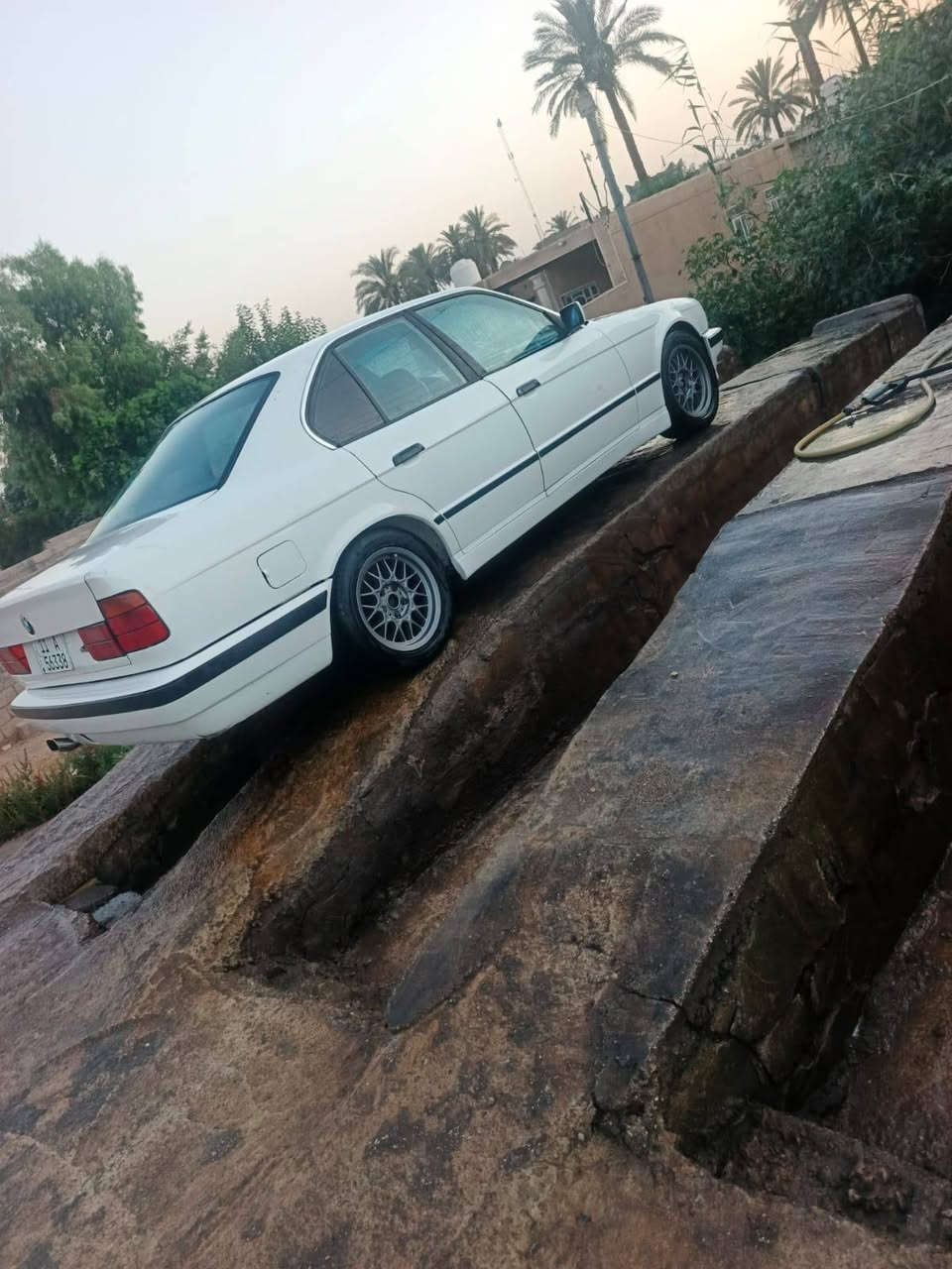 يالله. سلام عليكم BMW موديل 1991  حجم 527 رقم بغداد بأسمي مكفوله كير محرك كهربائيات تبريد ثلج لايت سكنات جام دشبول كله شغال فتحت سقف تايرات جدد كشنات  جدد  مصبوغه جماليه فقط جاهزه من كلشي سياره كبل للشارع مكاني بغداد الدوره السعر 65وبيه مجال حك الجيه. ***********
