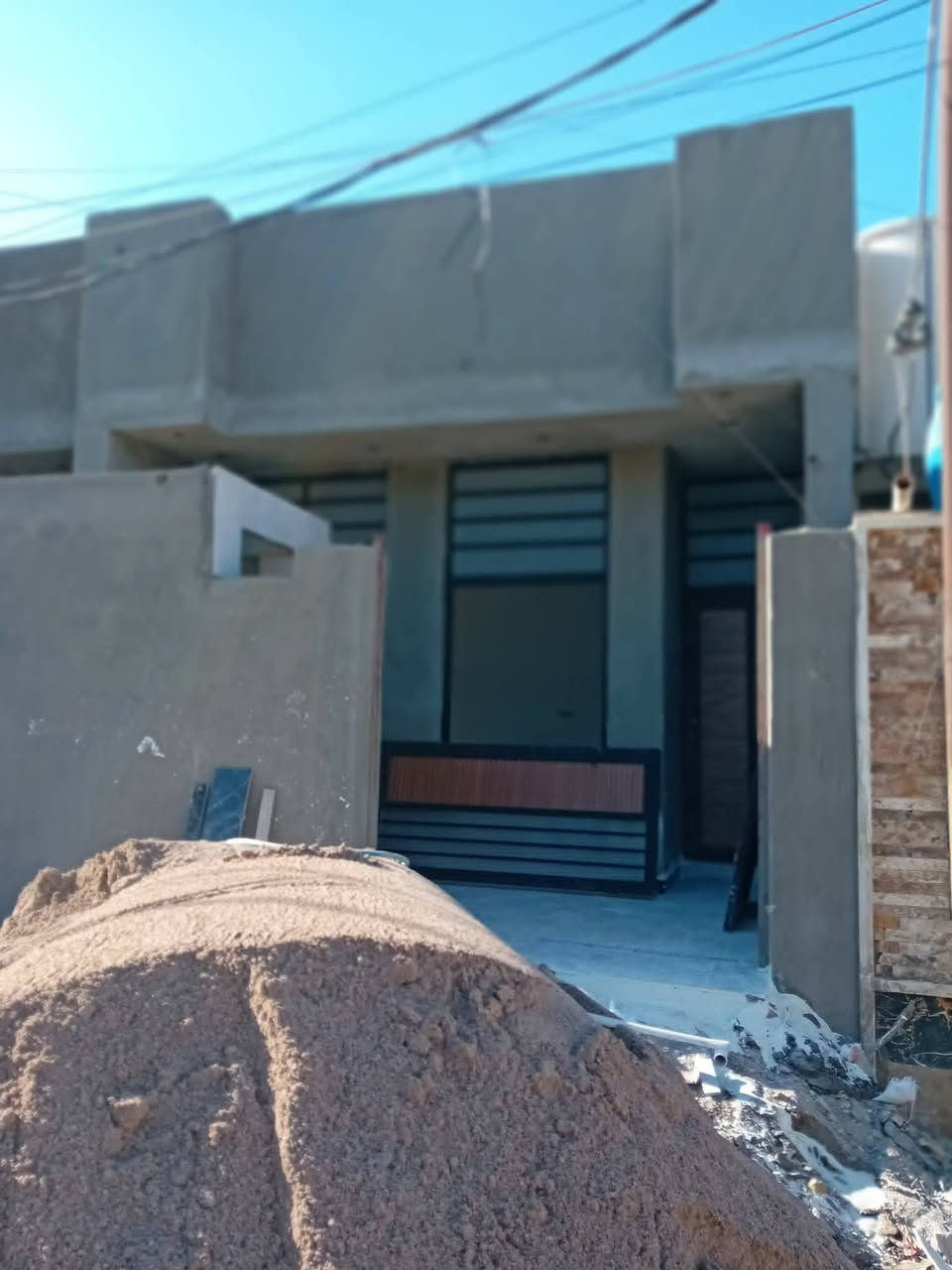 مشتملات عدد2 للبيع حي حكيم شارع علاء غريب قريب شارع العام كل واحد مساحه 100متر  بناء طابوك يتكون من غرفه نوم وصاله ومطبخ واستقبال مرقم من بلديه حديث جاهز للسكن كهرباء بوري نضام سبالت تقطير حاليا قيد الانشاء شارع كامله مجاري ***********واتساب أو ***********
