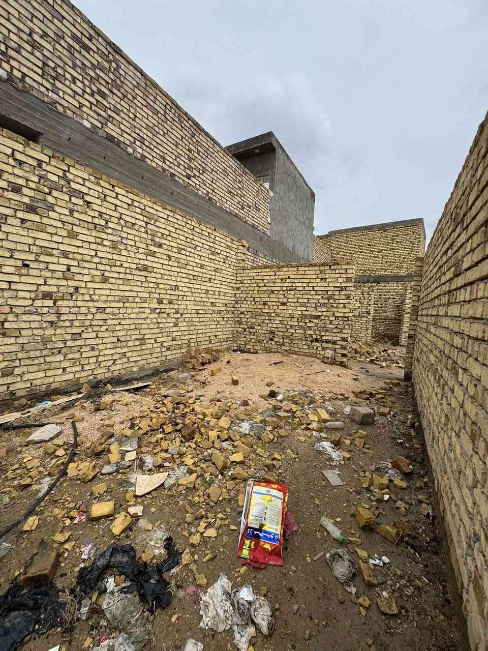 هيكل مامسقف بناء درجه أولى  للبيع طابو زراعي سند 25 تحويل مباشر المساحه 190متريحتوي على غرفتين نوم وهول وصحيات وصاله ومطبخ 
خدمات المنطقه كامله 
عرض الشارع 15متر
السعر 65 مليون
الموقع شارع 100 قرب جسر المشاة 
لاستفسار اكثر ‭0782 937 2514‬
